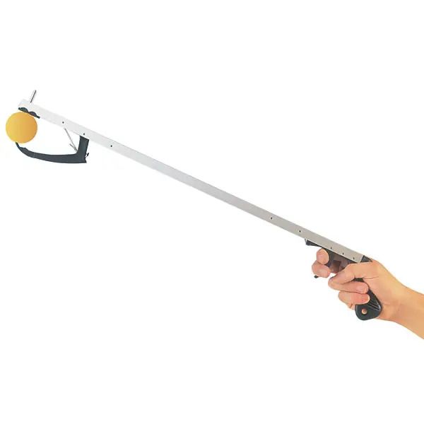 Greifhilfe mit langem Stiel, silberfarbenem Schaft, schwarzem Griff und Greifkopf. Eine Hand hält den Griff.