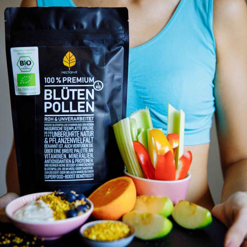 Schwarze Tüte „Blütenpollen“, Bio-Siegel, Obst, Gemüse, Joghurt mit Pollen. Person hält Tablett. Text: „100% Premium“.