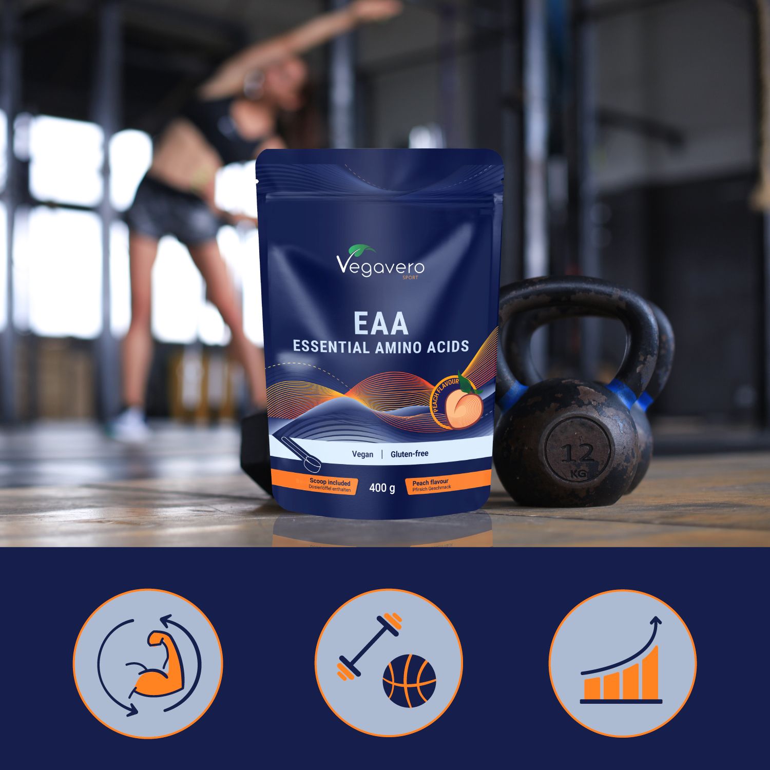 Dunkelblauer Beutel mit Produktaufdruck. EAA Essential Amino Acids, Vegan, Gluten-frei, Pfirsich-Geschmack. Im Fitness-Kontext mit Hantel und Person.