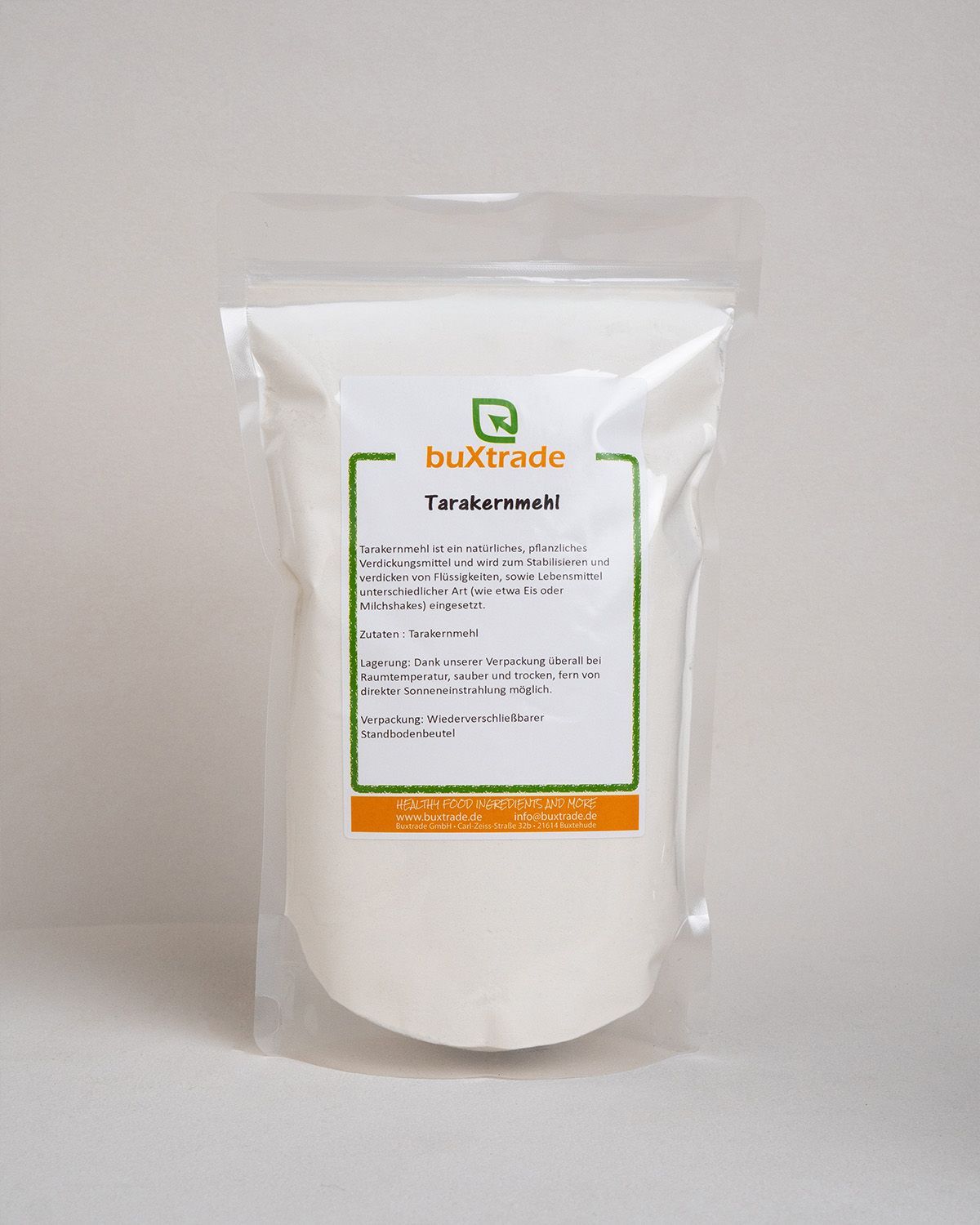 Transparente Verpackung mit Tarakernmehl. Aufdruck mit Produktname und Informationen.