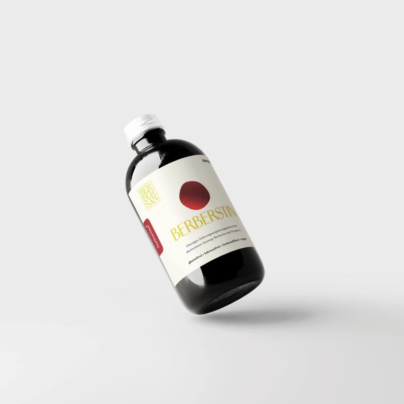 Dunkle Glasflasche mit hellem Etikett, schräg gestellt. 500ml.