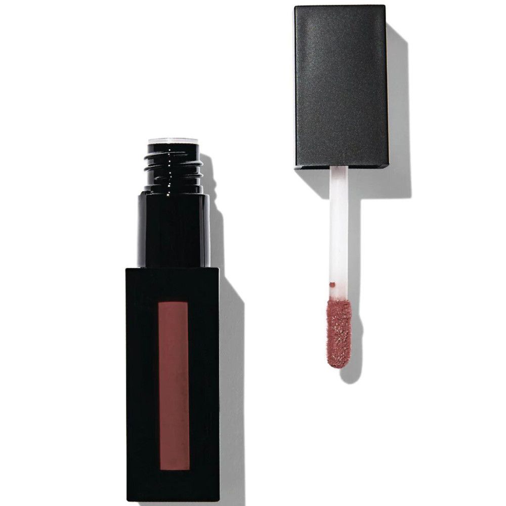 Schwarze, rechteckige Lipgloss-Tube mit geöffnetem Deckel und Applikator. Der Applikator zeigt eine matte, rosabraune Farbe.