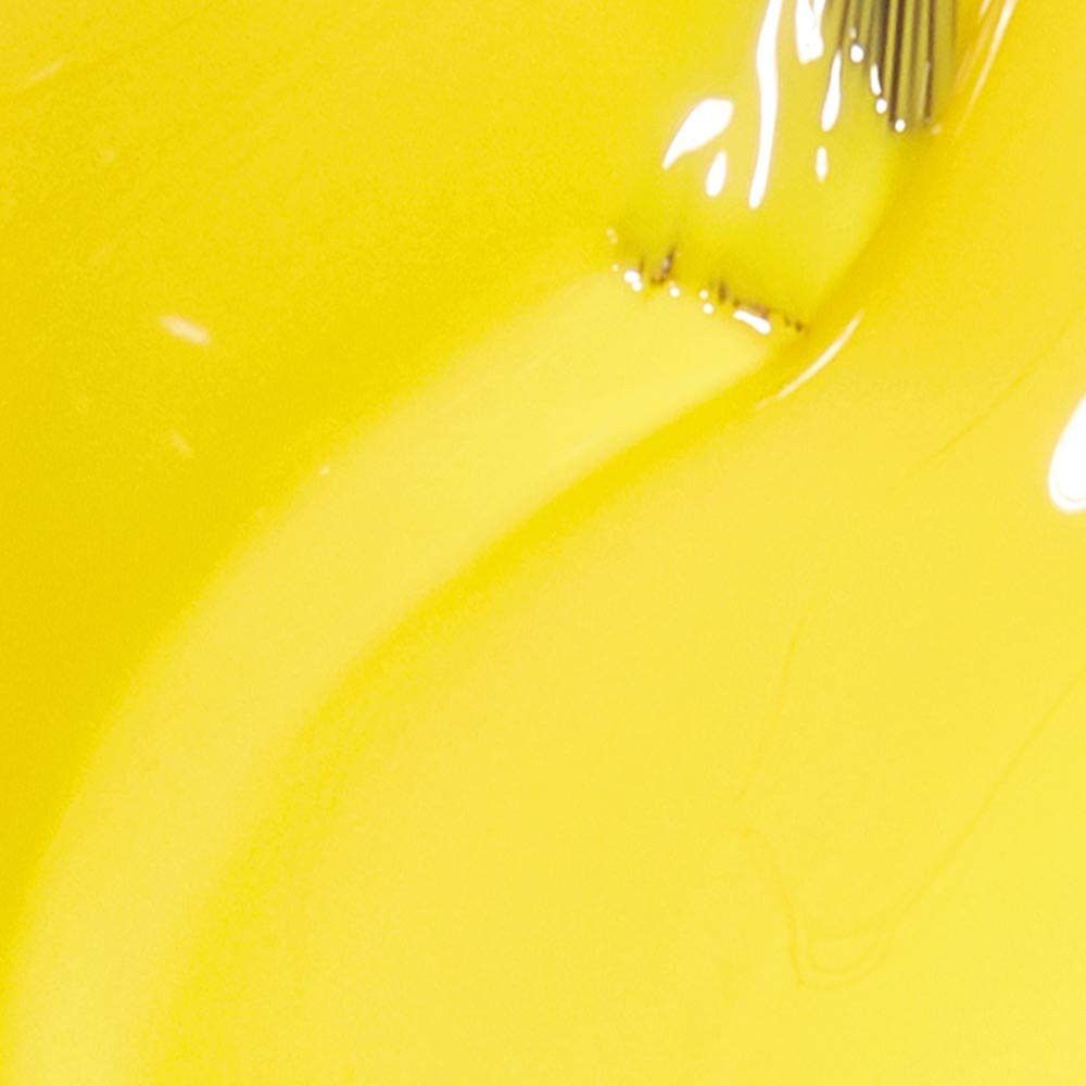 Gelber Nagellack. Der Pinsel ist teilweise sichtbar. Nahaufnahme.