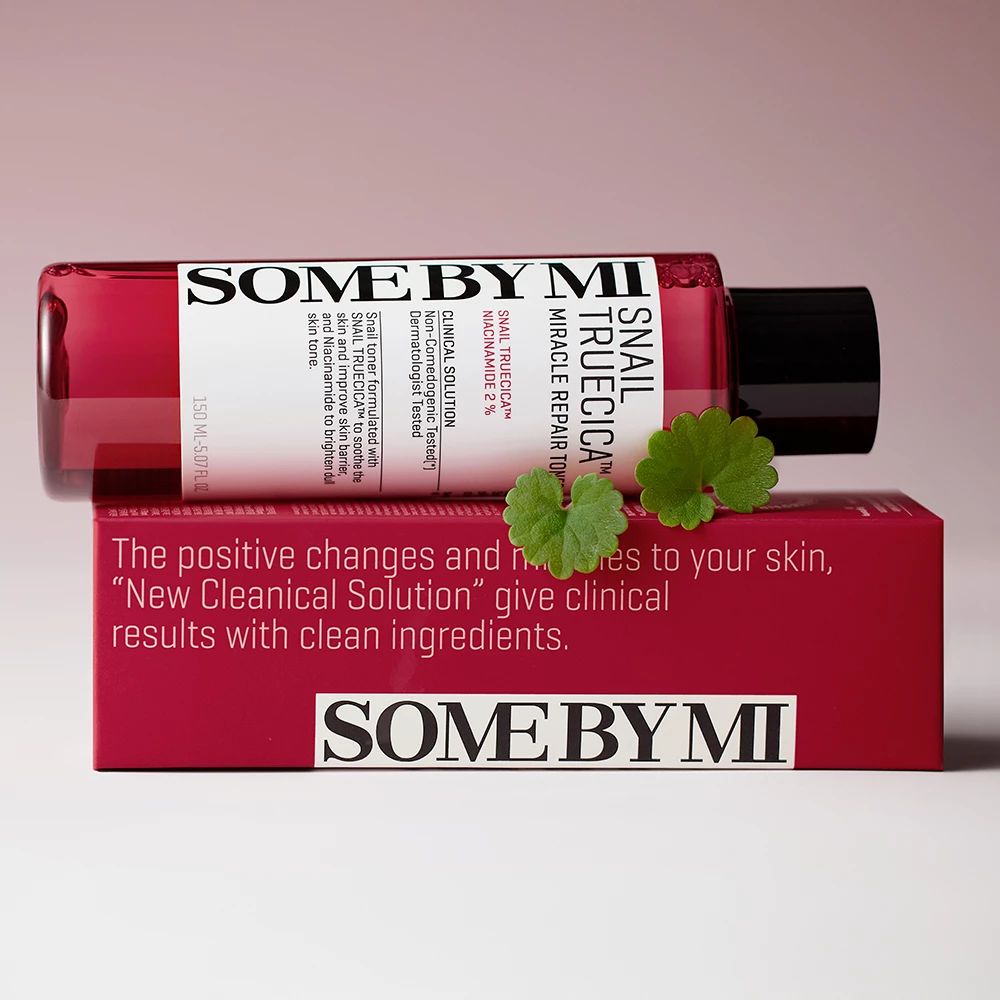 Eine rote Flasche und eine rote Schachtel mit der Aufschrift SOME BY MI. Auf der Flasche steht Snail TrueCICA Miracle Repair Toner.