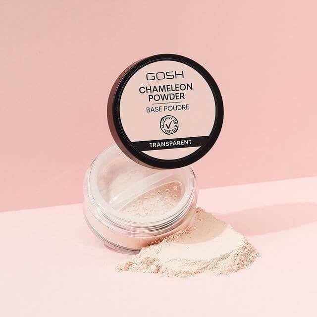 Gosh Chameleon Powder, transparente Puder-Dose und Puder-Haufen. Rosa Hintergrund.