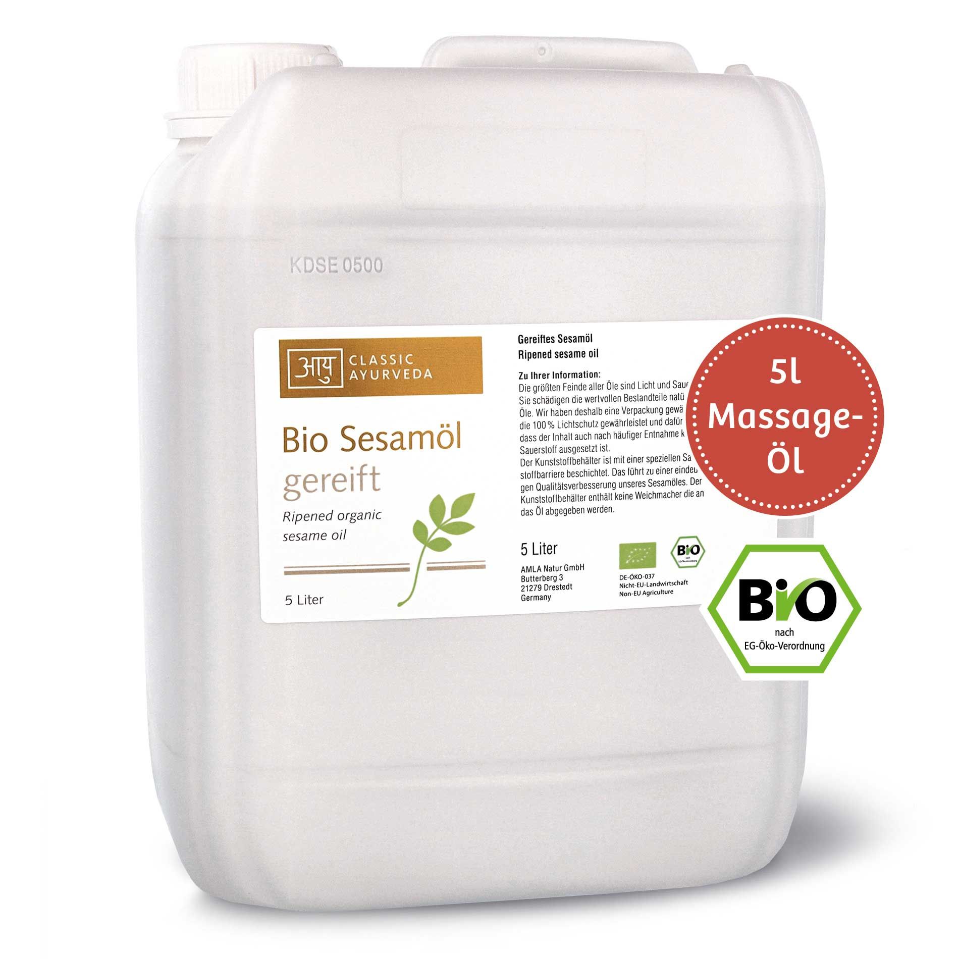 Weißer Kanister mit Etikett. Aufschrift: Bio Sesamöl gereift. 5 Liter. Bio-Siegel. Roter Aufkleber: Massage-Öl.