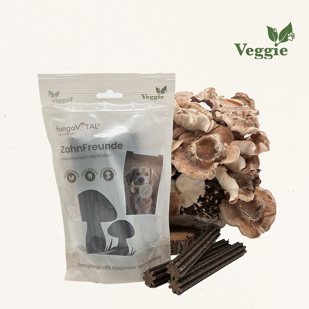Verpackung fungoVITAL ZahnFreunde, neben Pilzen und Knabberstangen. Veggie-Logo. Knabberartikel für Hunde.