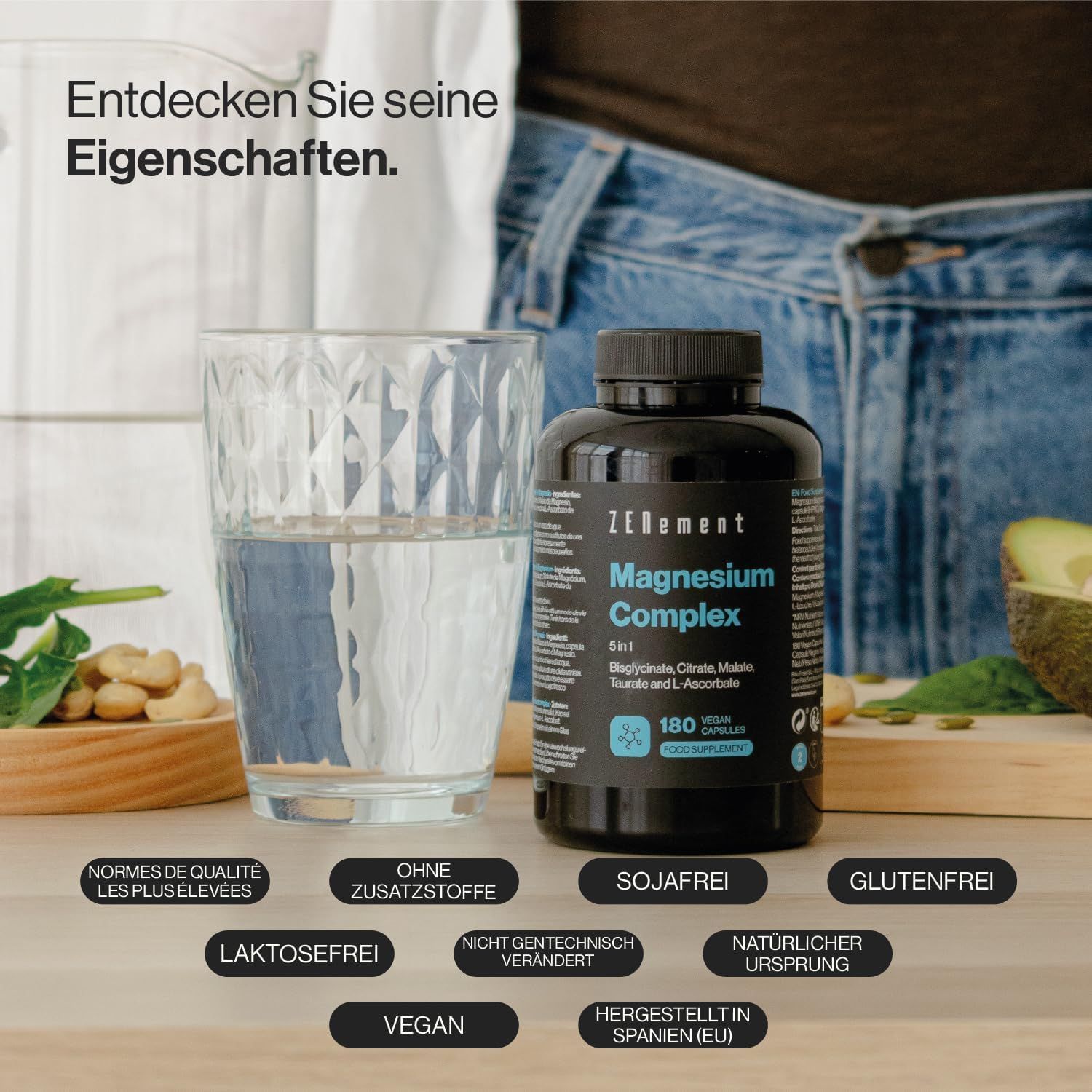 Produktflasche neben Glas Wasser, Avocado, Nüssen. Aufschrift: Zenement Magnesium Komplex 5 in 1. Vegan, glutenfrei, etc.