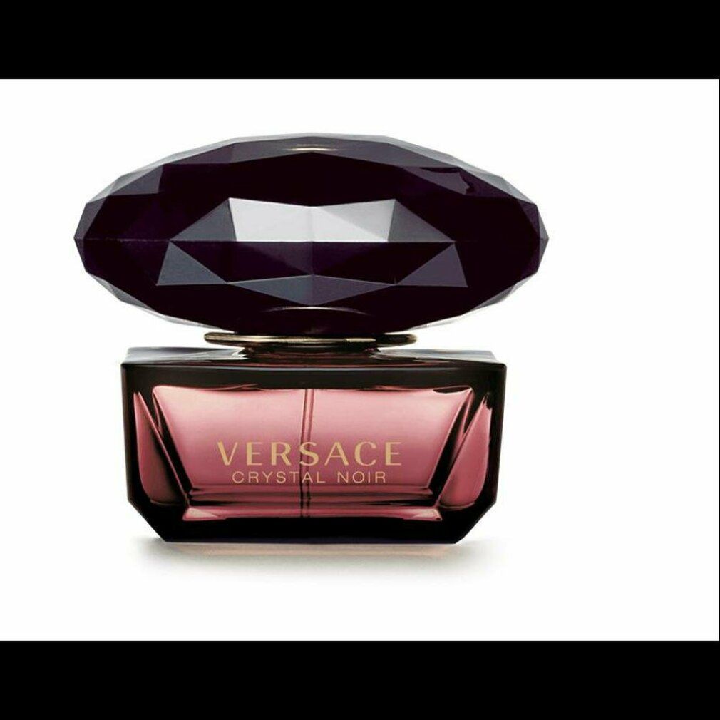Versace Crystal Noir Eau de Toilette Flakon mit facettiertem dunklem Verschluss.