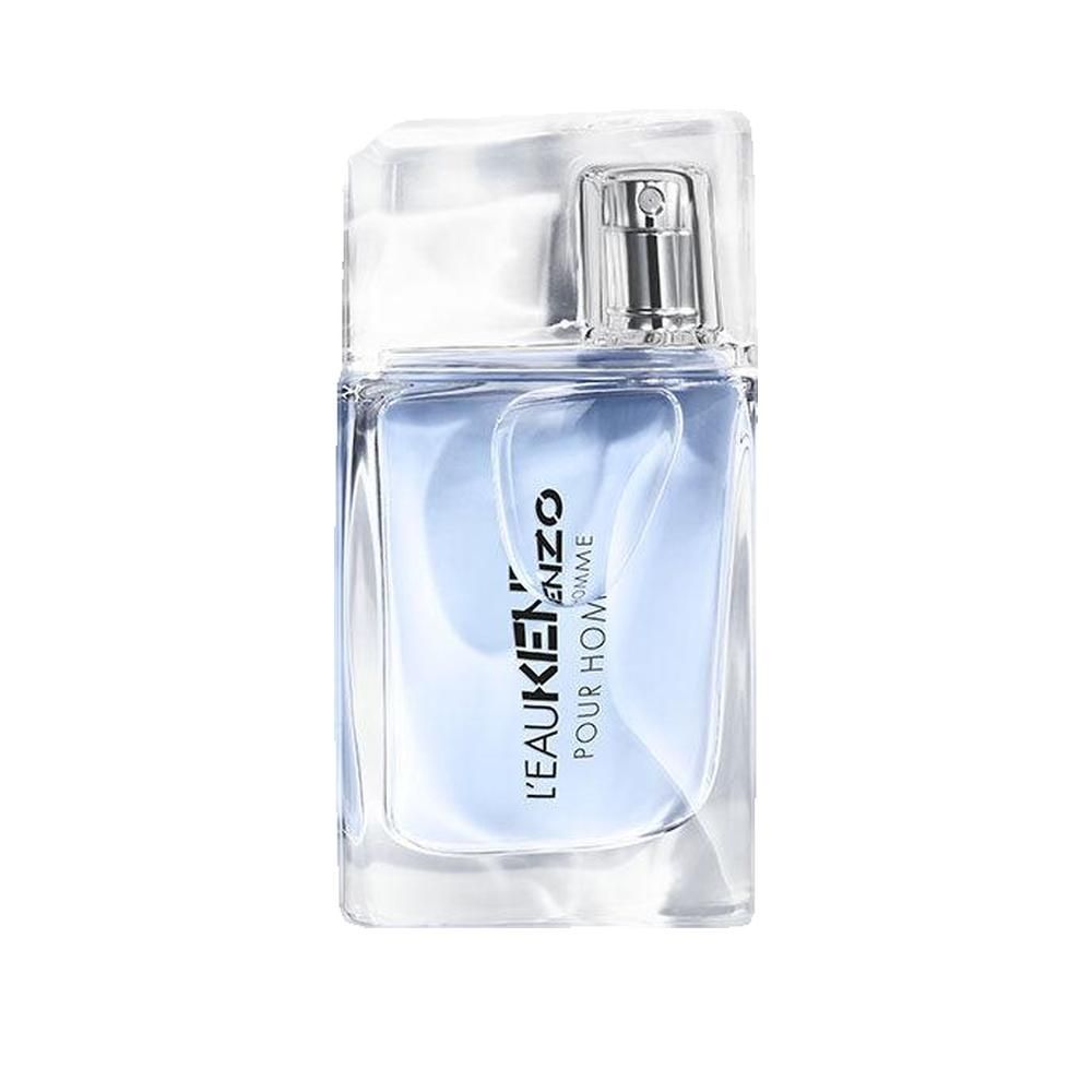 Rechteckiger Flakon mit blauem Inhalt und silbernem Zerstäuber. Aufschrift: L'EAU KENZO POUR HOMME.
