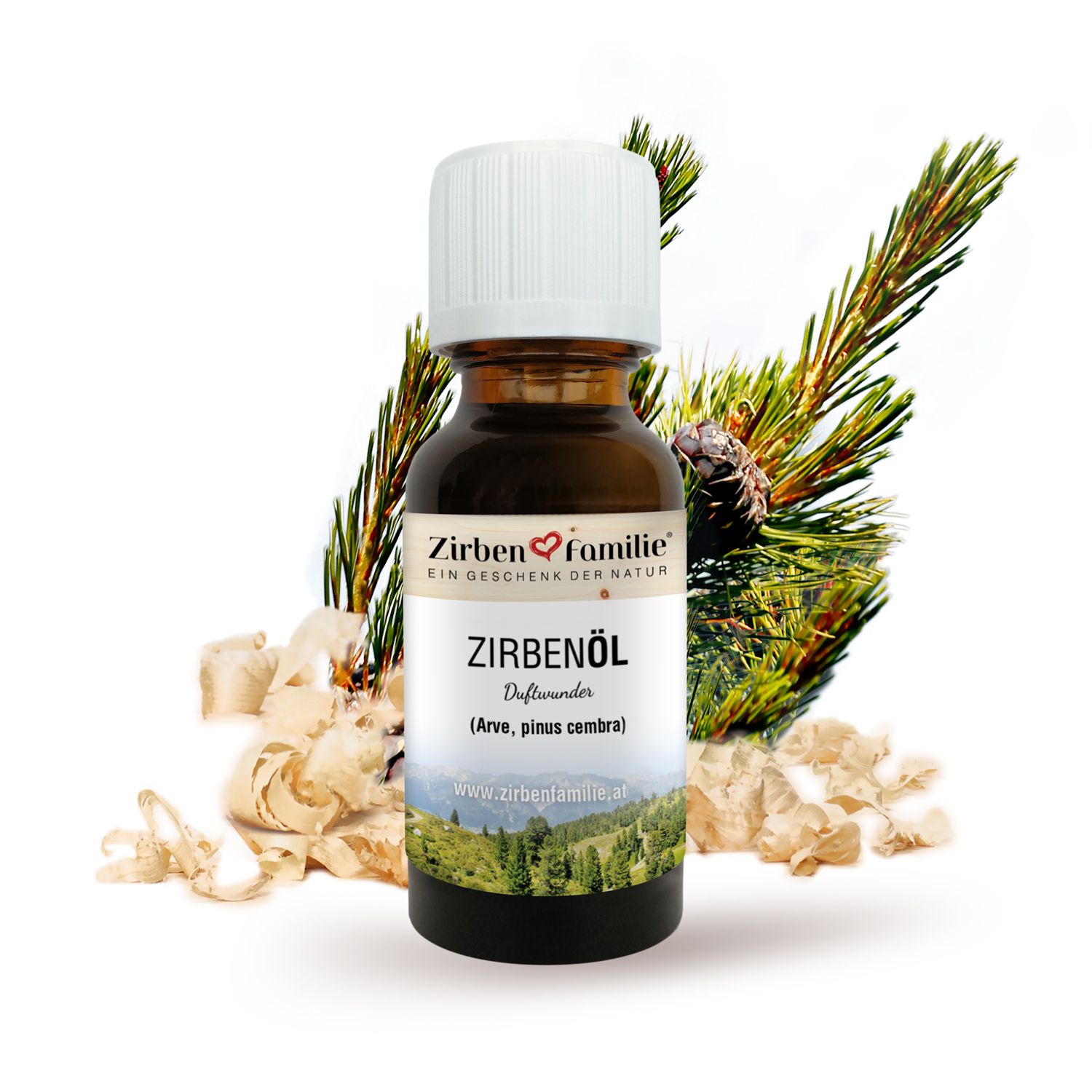 Braune Glasflasche mit weißem Deckel. Beschriftung: ZirbenFamilie, ZirbenÖl. Dekoration: Zweige, Holzspäne.