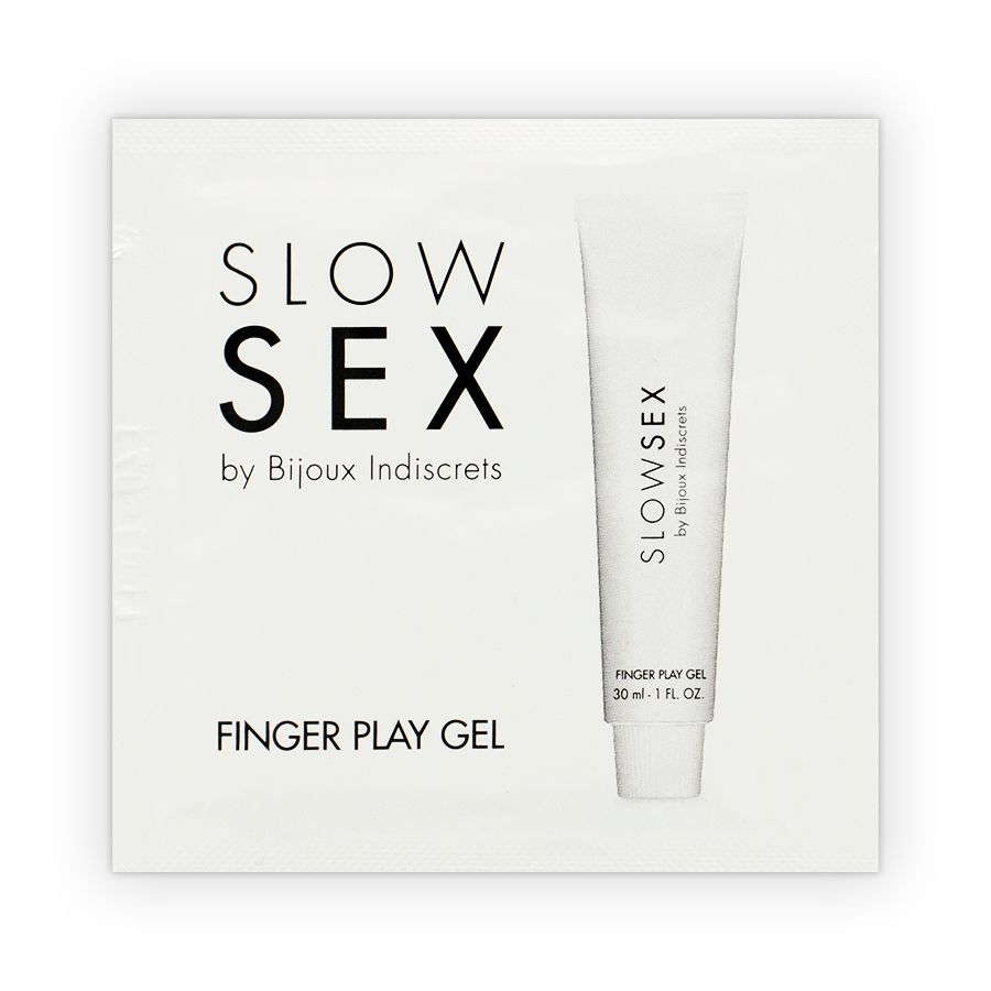 Weißes Sachet mit Tube. Aufschrift: SLOW SEX by Bijoux Indiscrets, FINGER PLAY GEL. Tube: SLOWSEX, FINGER PLAY GEL.