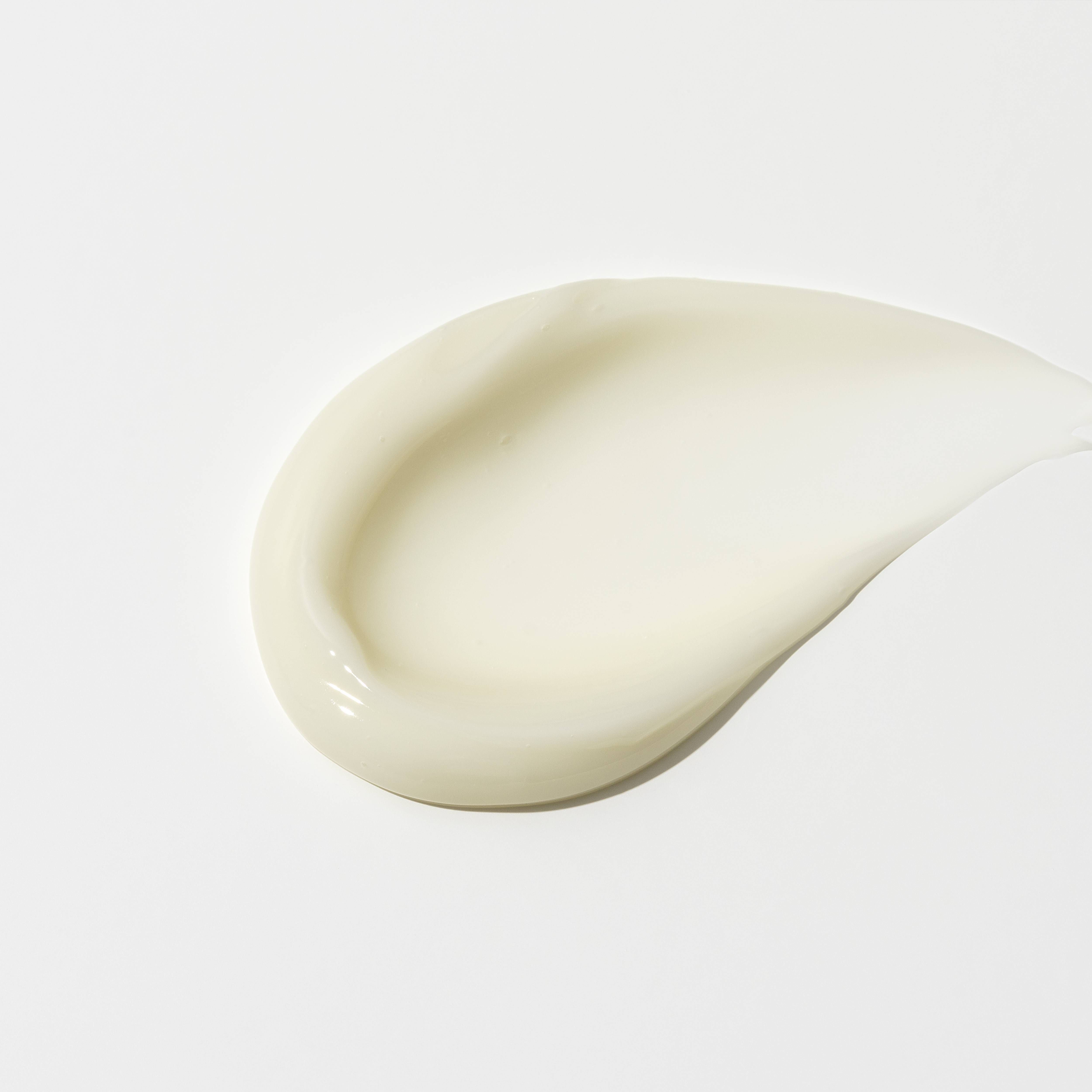 Klecks Creme auf weißem Hintergrund. Cremefarbene Textur.