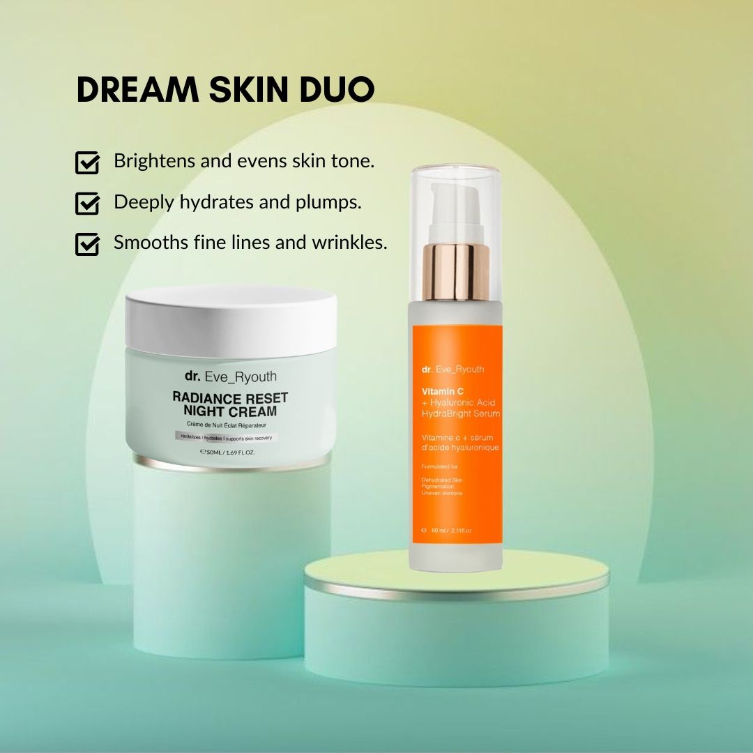 Zwei Produkte auf Podesten. Ein Tiegel mit Aufschrift 'Radiance Reset Night Cream' und eine Flasche 'Vitamin C Serum'.