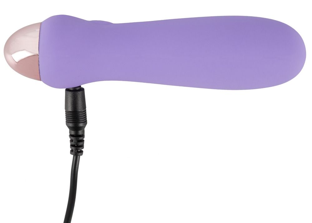 Lila Mini-Vibrator mit Soft-Kontur wird über USB-Kabel geladen.