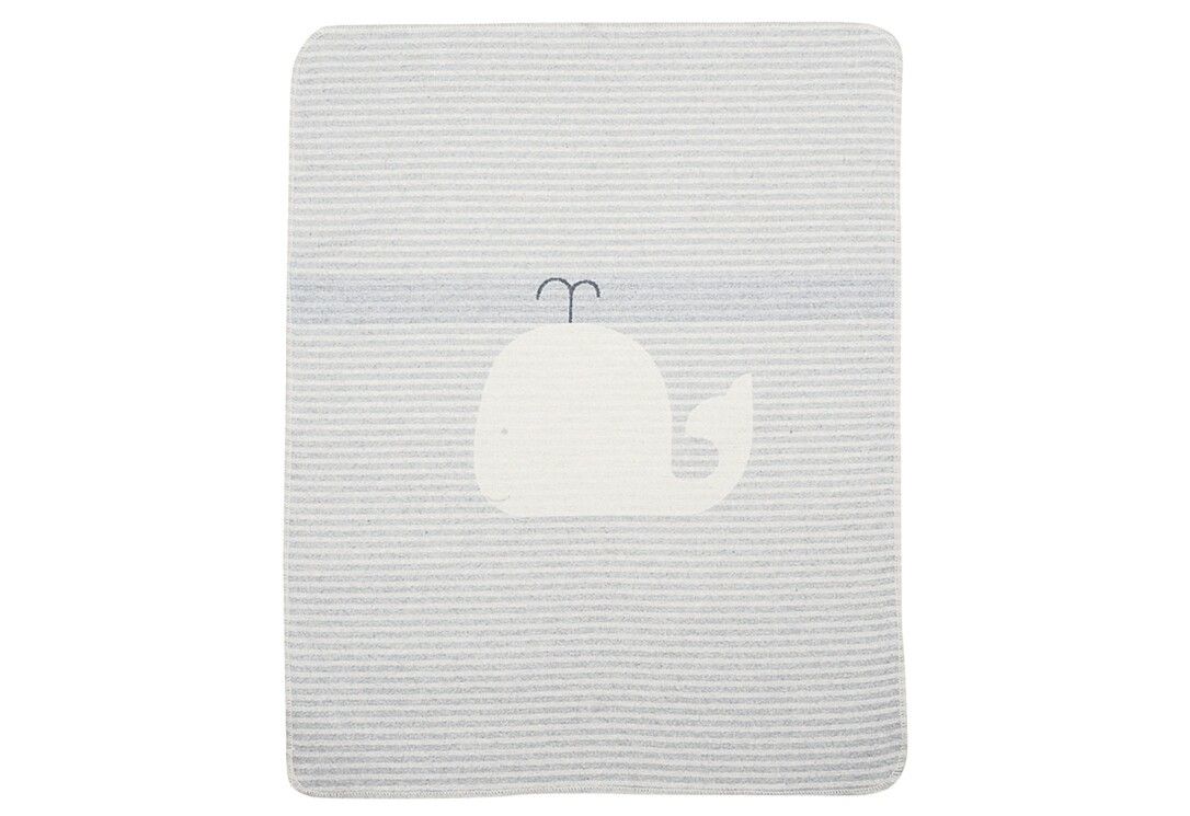 Babydecke mit Wal-Motiv. Hellgrau gestreift, mit weißem Wal-Aufdruck. Blaue horizontale Linie.