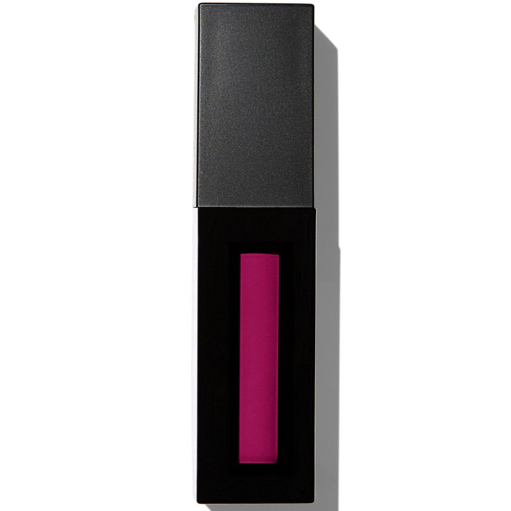 Matte Lipgloss in schwarzem Behälter mit schwarzem Deckel. Sichtbar ist die pinkfarbene Farbe des Produkts. Vertikale Ansicht.