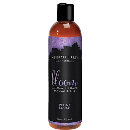 Flasche mit Massageöl. Schwarzer Deckel, violett-schwarzes Etikett mit Text: Intimate Earth, Bloom, Peony Blush. 120ml.