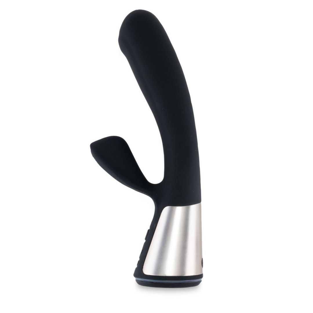 Schwarzer Vibrator mit silberfarbenem Sockel. Gebogene Form mit einem gebogenen Teil und einem kleineren, abgerundeten Teil.
