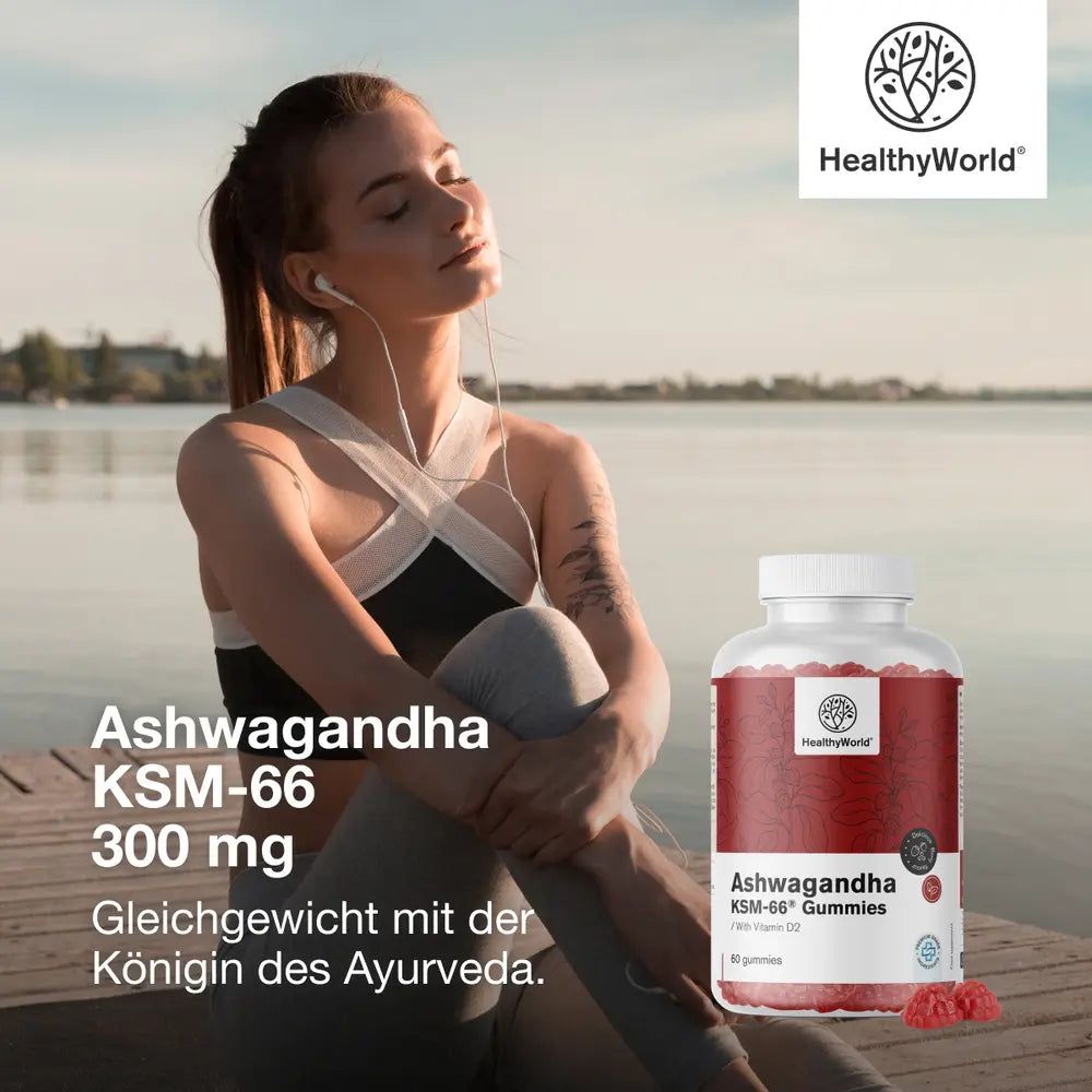 Eine Frau sitzt mit geschlossenen Augen und Kopfhörern neben einer Flasche Ashwagandha KSM-66 Gummies. Das Logo und der Markenname HealthyWorld sind zu sehen.