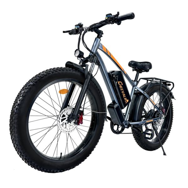 Graues Elektro-Fatbike mit schwarzen Reifen. Orangefarbene Akzentstreifen. Schwarzer Gepäckträger und Schutzbleche. Scheibenbremsen.