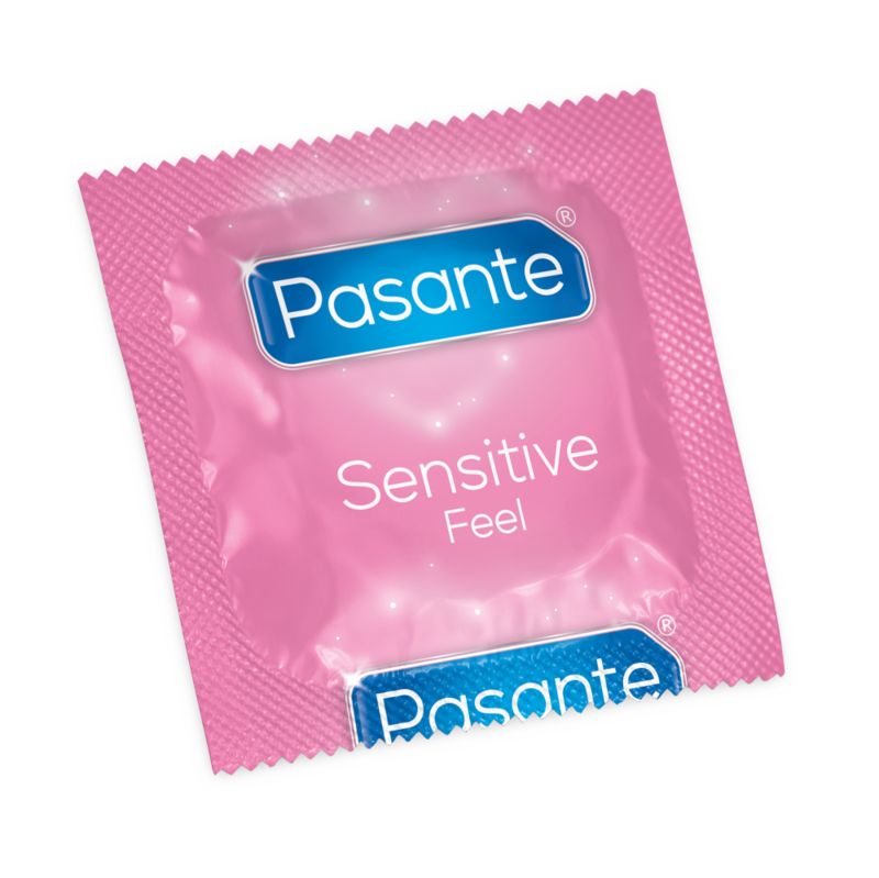 Rosa Kondom-Verpackung. Pasante Sensitive Feel. Text: Sensitive Feel. Blaues Pasante-Logo.
