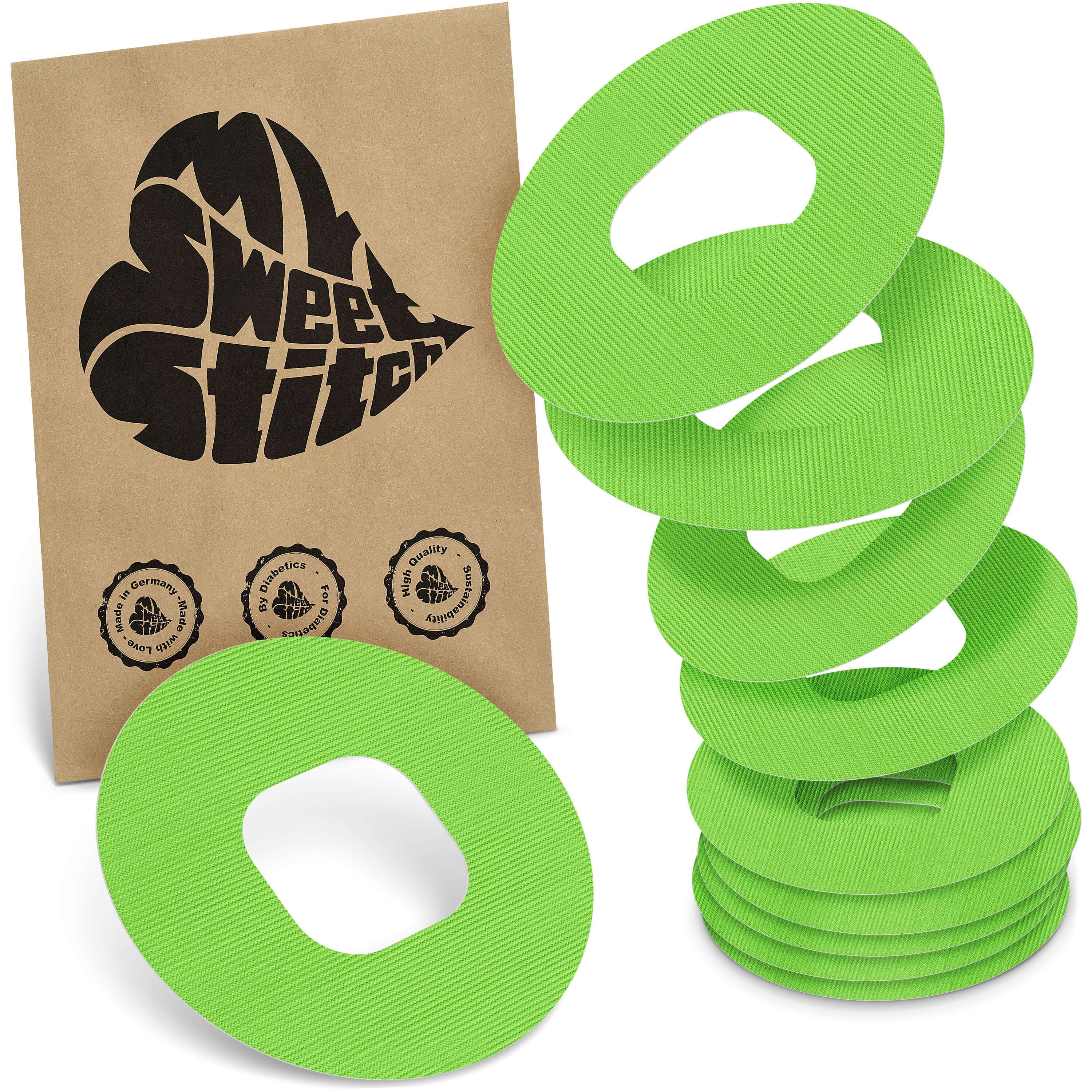 Grüne, ringförmige Pflaster. Neben einer braunen Verpackung mit Logo und Siegeln gestapelt. Texturierte Oberfläche.