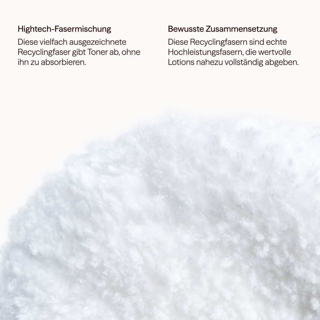Weißes, flauschiges Material. Text: Hightech-Fasermischung, gibt Toner ab. Bewusste Zusammensetzung, Recyclingfasern.