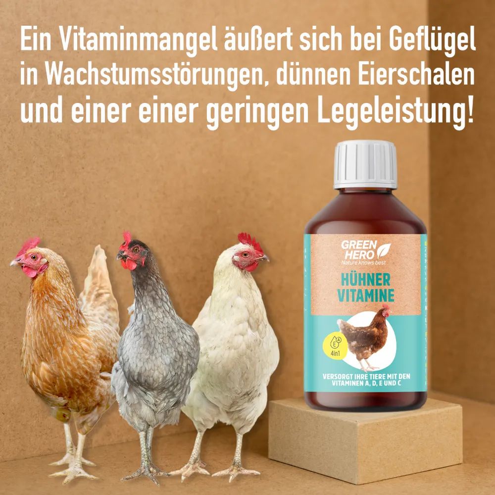 Braune Flasche mit weißem Deckel. Etikett mit Produktname und Huhn-Illustration. Drei Hühner stehen davor.