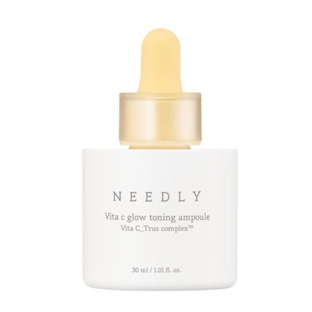 Weiße Flasche mit gelbem Tropfer. Aufschrift: NEEDLY, Vita C Glow Toning Ampoule, Vita C_Trus complex™. Volumen: 30 ml/1.01 fl. oz.