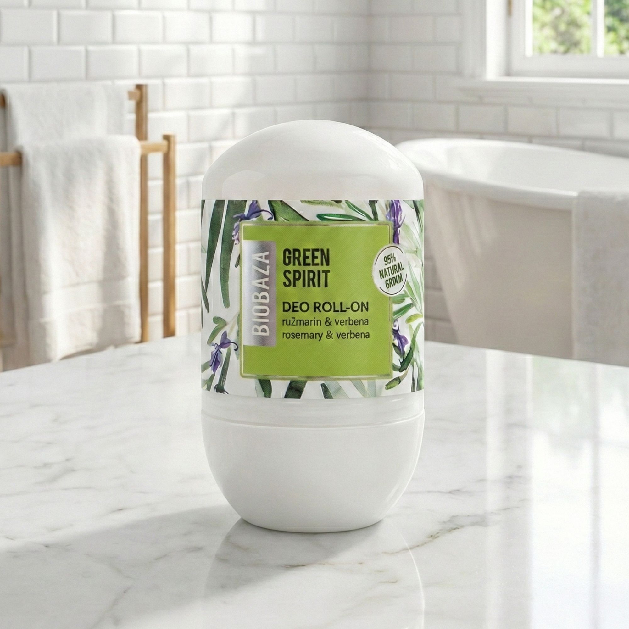 Weißer Deo Roll-On. Aufschrift: Green Spirit Deo Roll-On, 99% natürlichen Ursprungs. Hintergrund: Badezimmer.