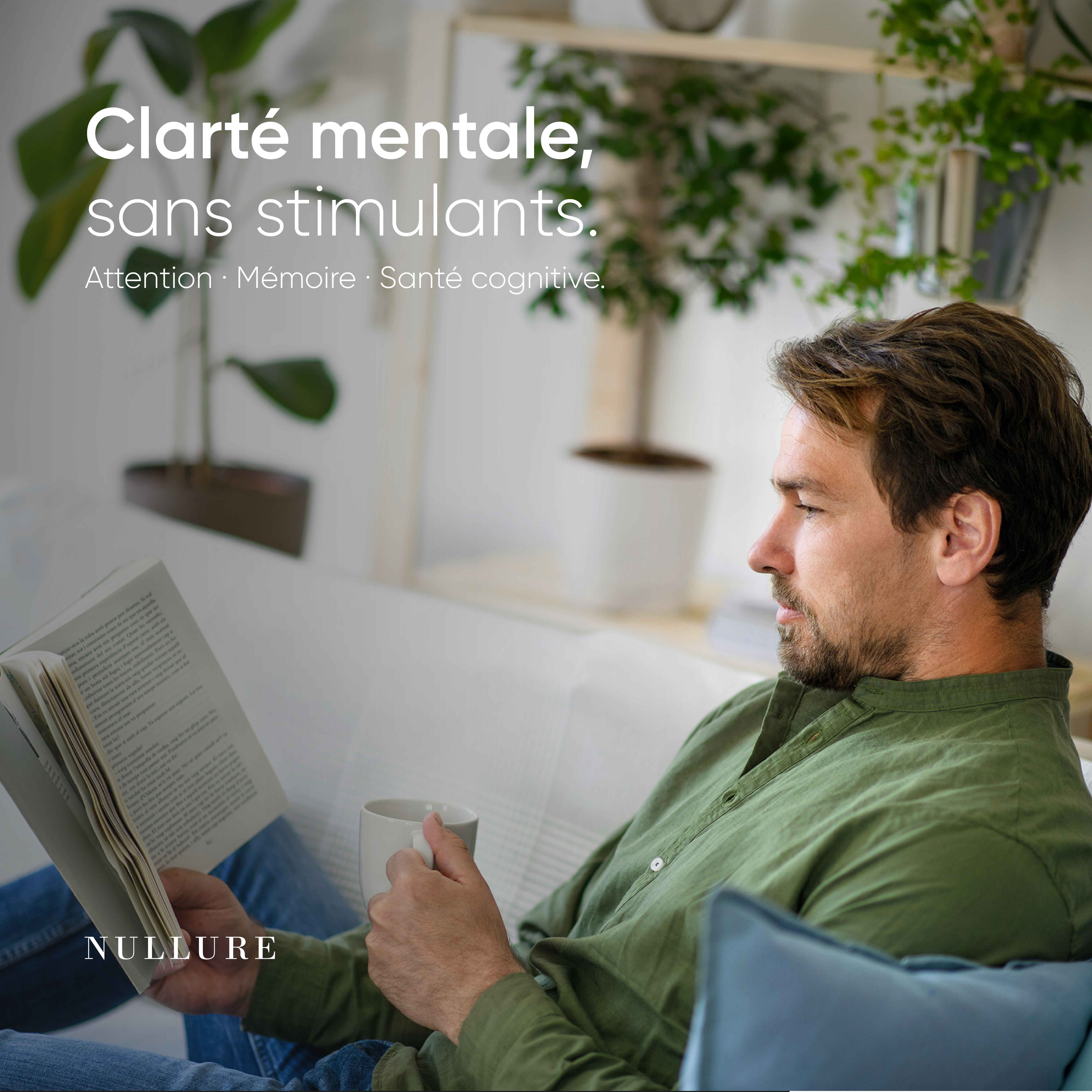 Mann liest Buch auf Sofa, mit Text über geistige Klarheit ohne Stimulanzien. Marke: NULLURE.