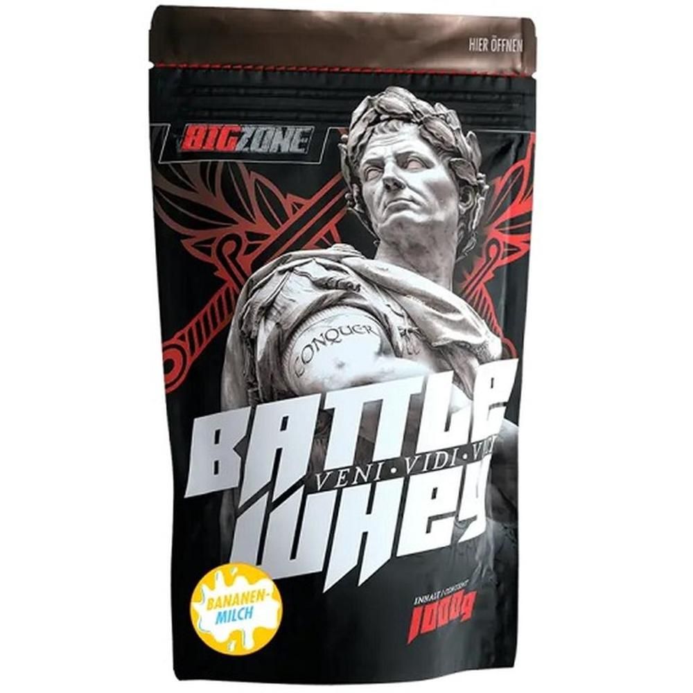Beutel mit Big Zone Battle Whey. Abbildung eines römischen Kopfes. Text: Battle Whey, Veni Vidi Vici. Geschmack: Bananen-Milch. 1000g.