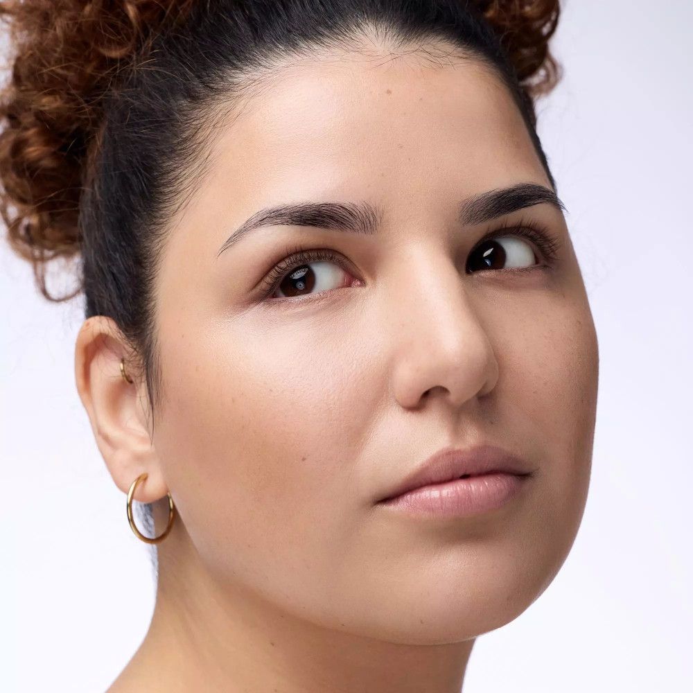 Porträt einer Frau. Sie schaut zur Seite. Gesicht mit Make-up.