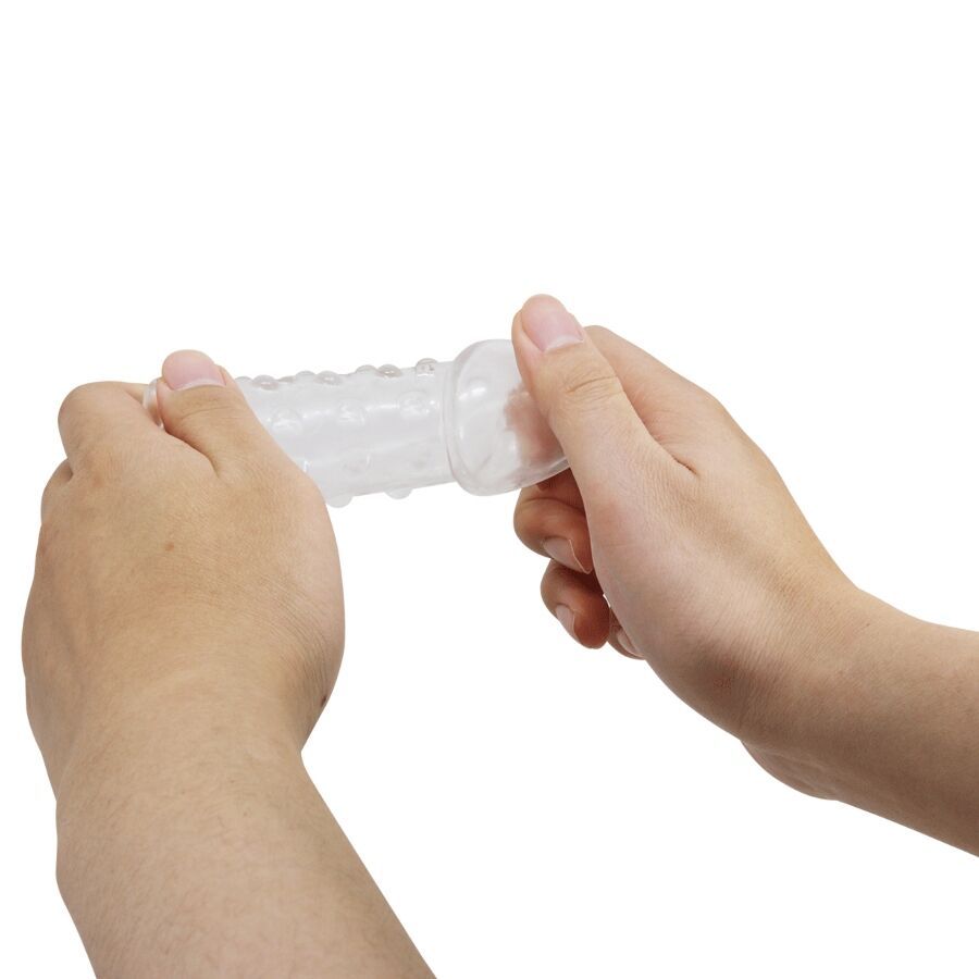 Hände halten eine transparente Penisverlängerung. Zylindrische Form mit Noppen.