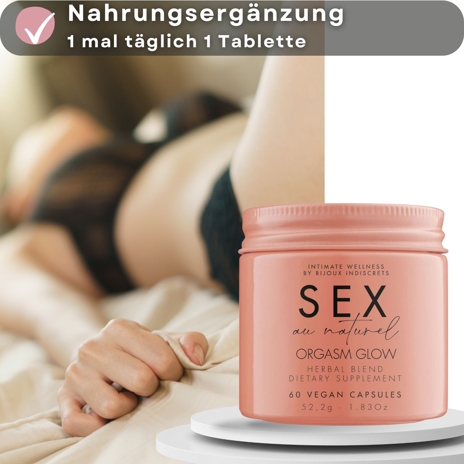 Person im Bett. Dose mit Aufschrift SEX au naturel ORGASM GLOW. 60 vegane Kapseln. Marke Bijoux Indiscrets.