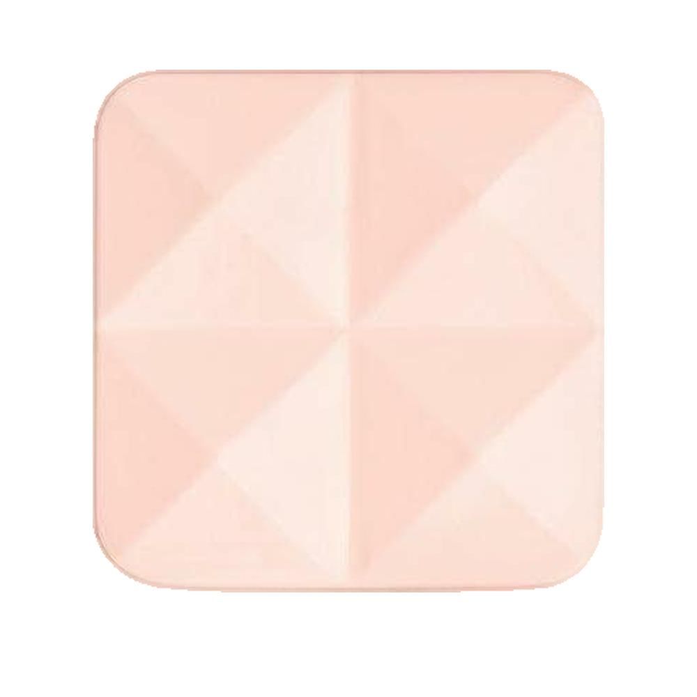 Quadratischer, rosafarbener Seifenblock mit geometrischem Muster auf der Oberfläche.