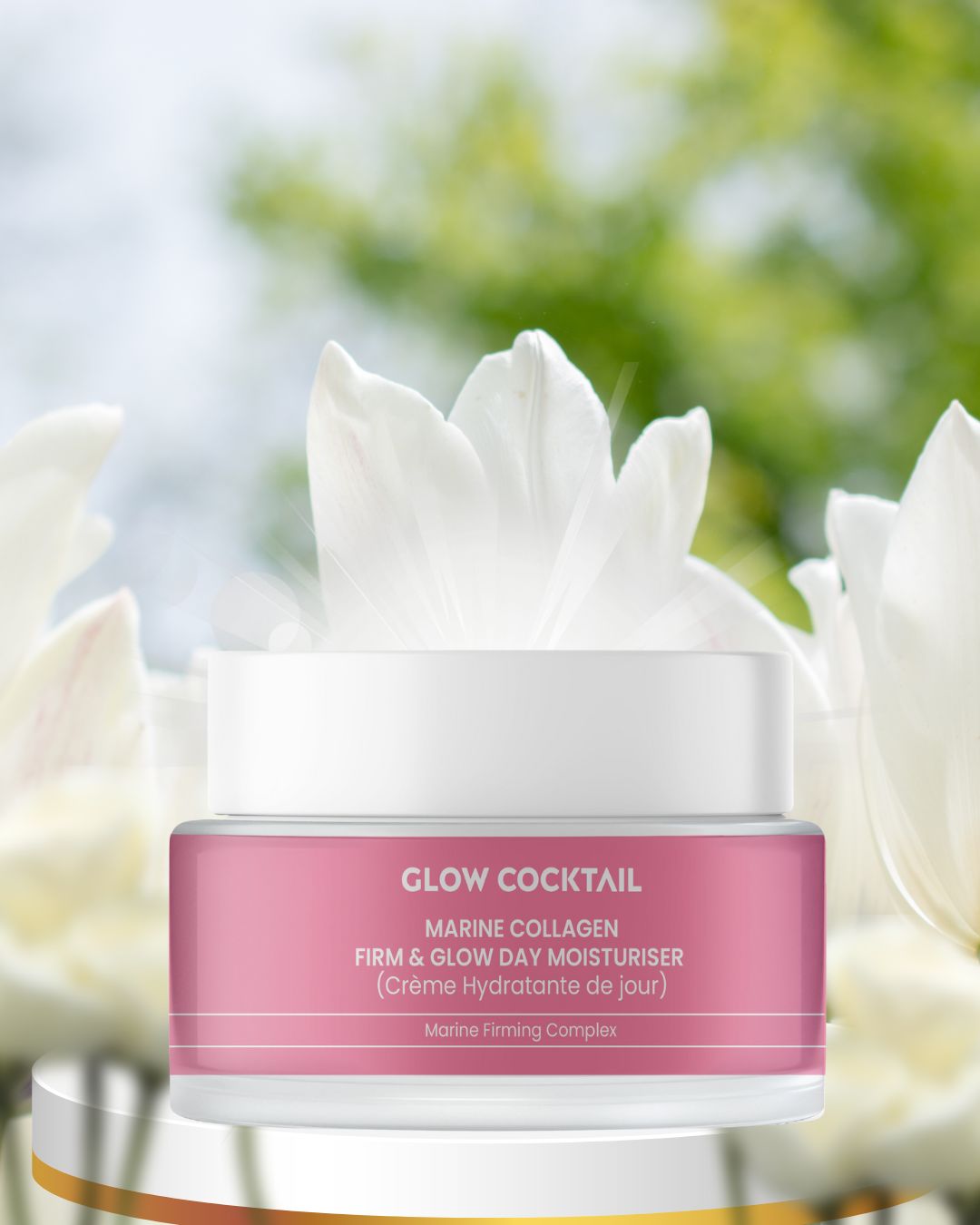 Rosa Creme-Dose mit weißem Deckel. Aufschrift: Marine Collagen Firm & Glow Day Moisturiser. Marke: Glow Cocktail. Blumenhintergrund.