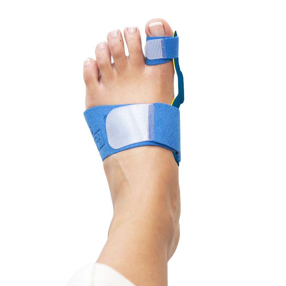 Blaues Hallux-Valgus-Schiene Slim Comfort 2.0 am Fuß. Klettverschlüsse und Polsterung. Zehenspreizer. Auf weißem Hintergrund.