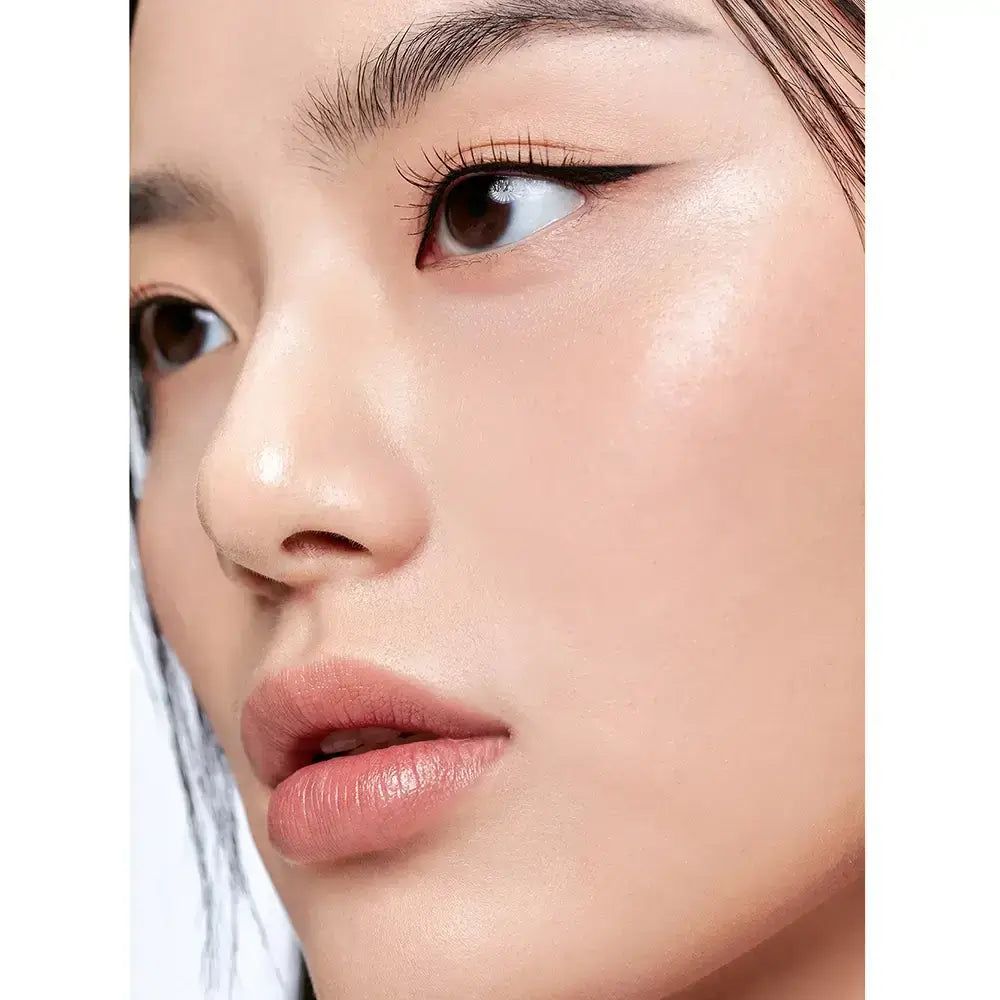 Nahaufnahme eines Gesichts mit makellosem Teint und TIRTIR Mask Fit Aura Cushion.