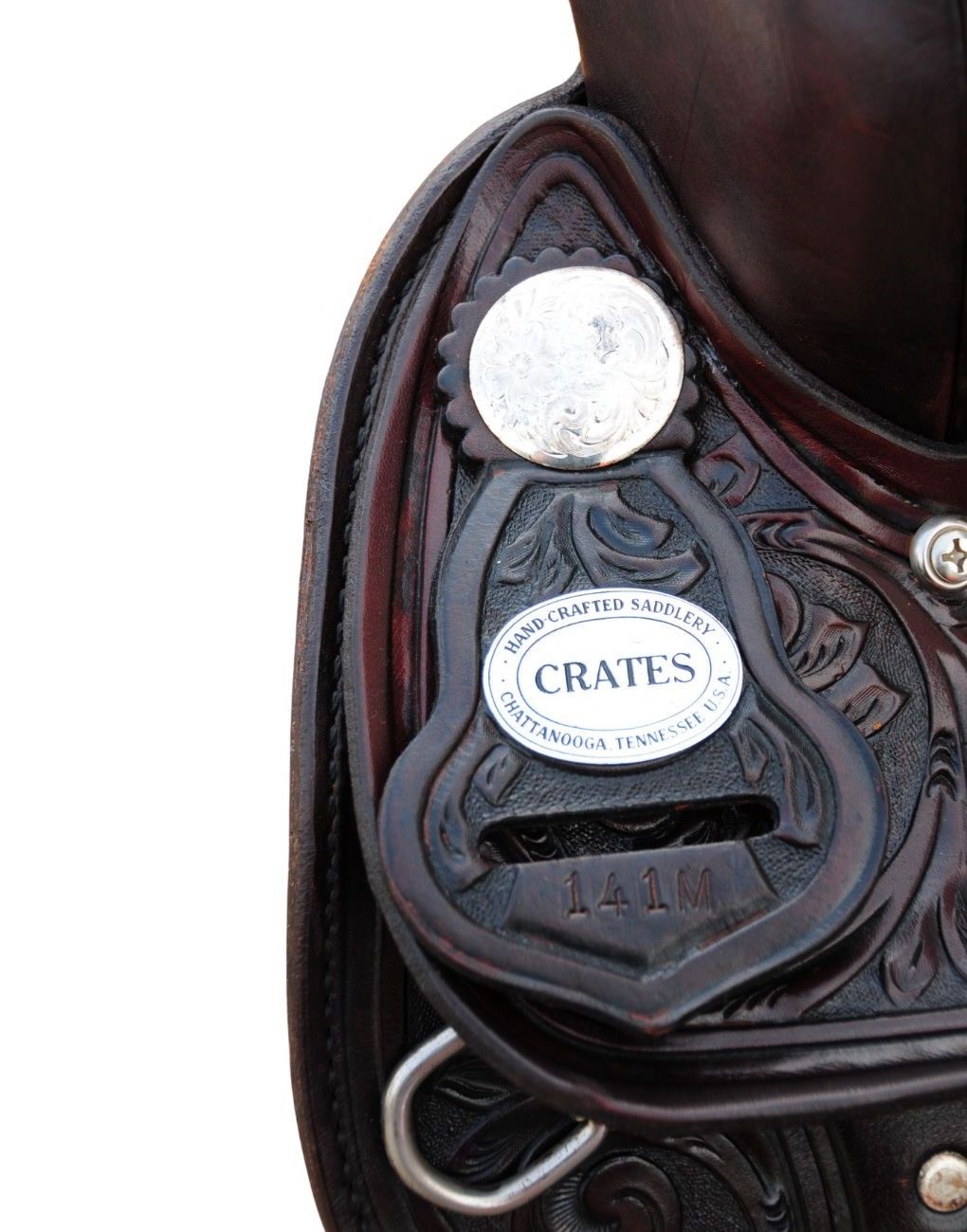Nahaufnahme eines braunen Westernsattels. Label mit 'CRATES' und 'HAND CRAFTED SADDLERY'.