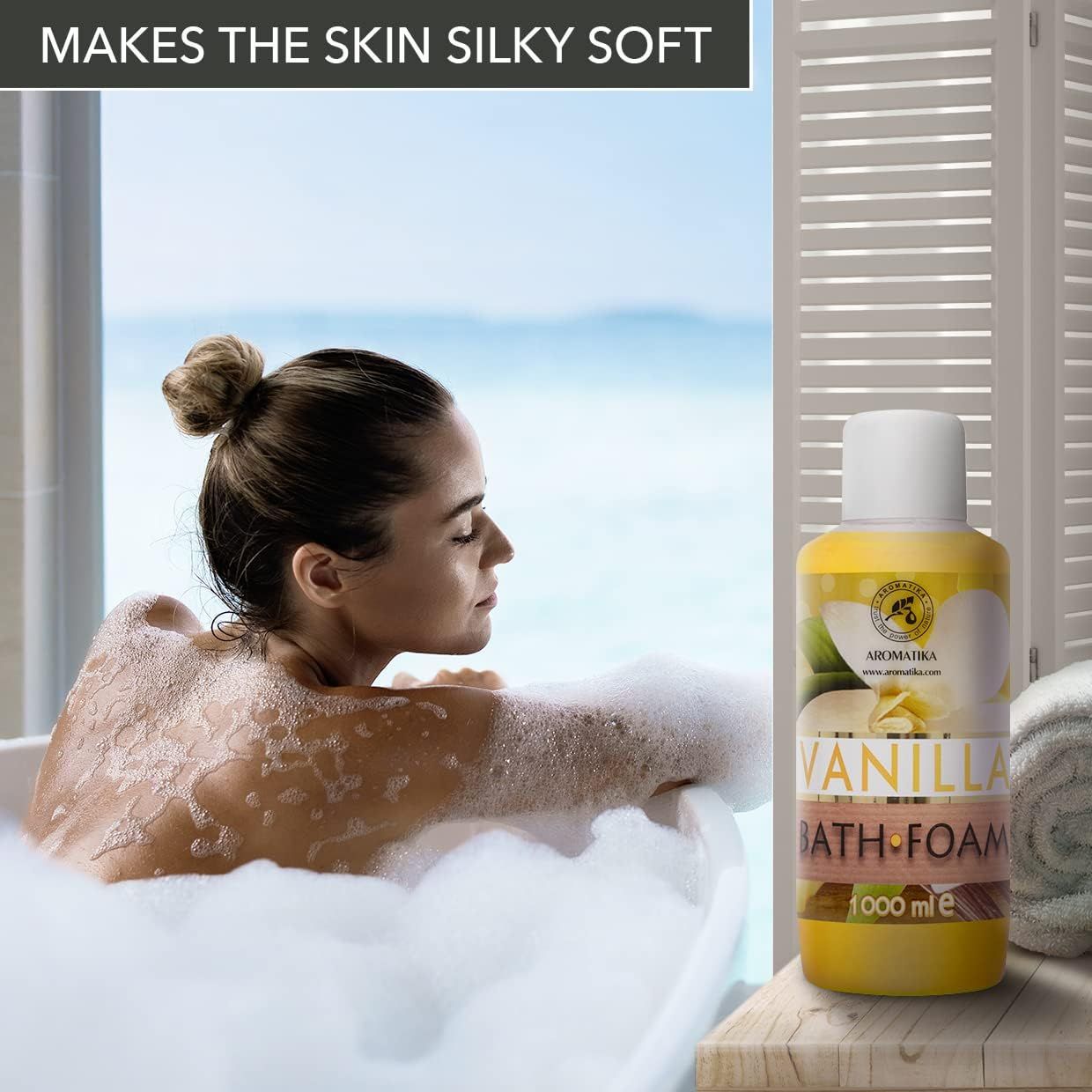 Gelbe Flasche mit weißem Deckel neben einer Frau in der Badewanne. Aufschrift: AROMATIKA, VANILLA BATH FOAM. Handtücher.