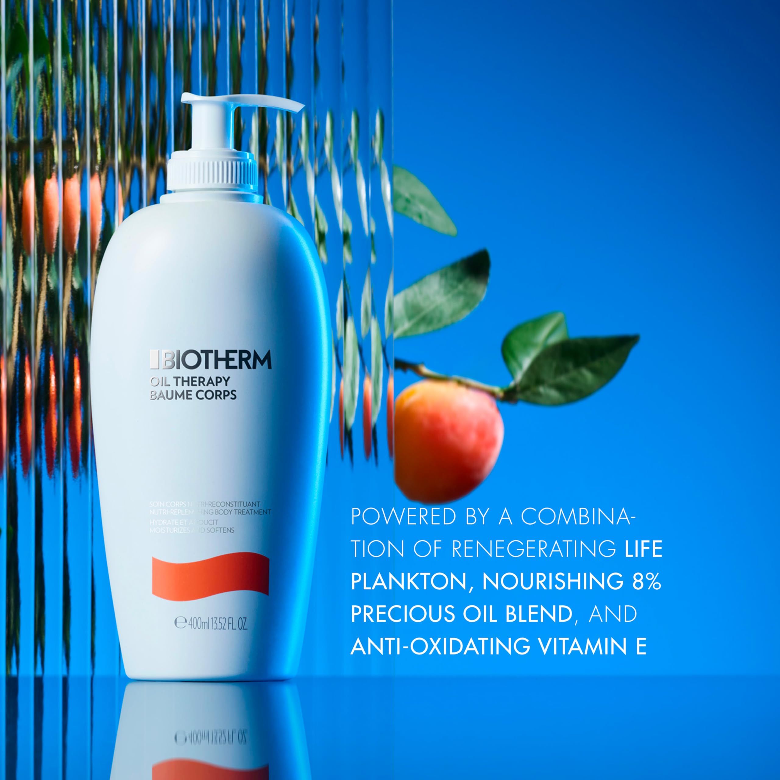BIOTHERM Oil Therapy Baume Corps Flasche und Tube vor blauem Hintergrund.