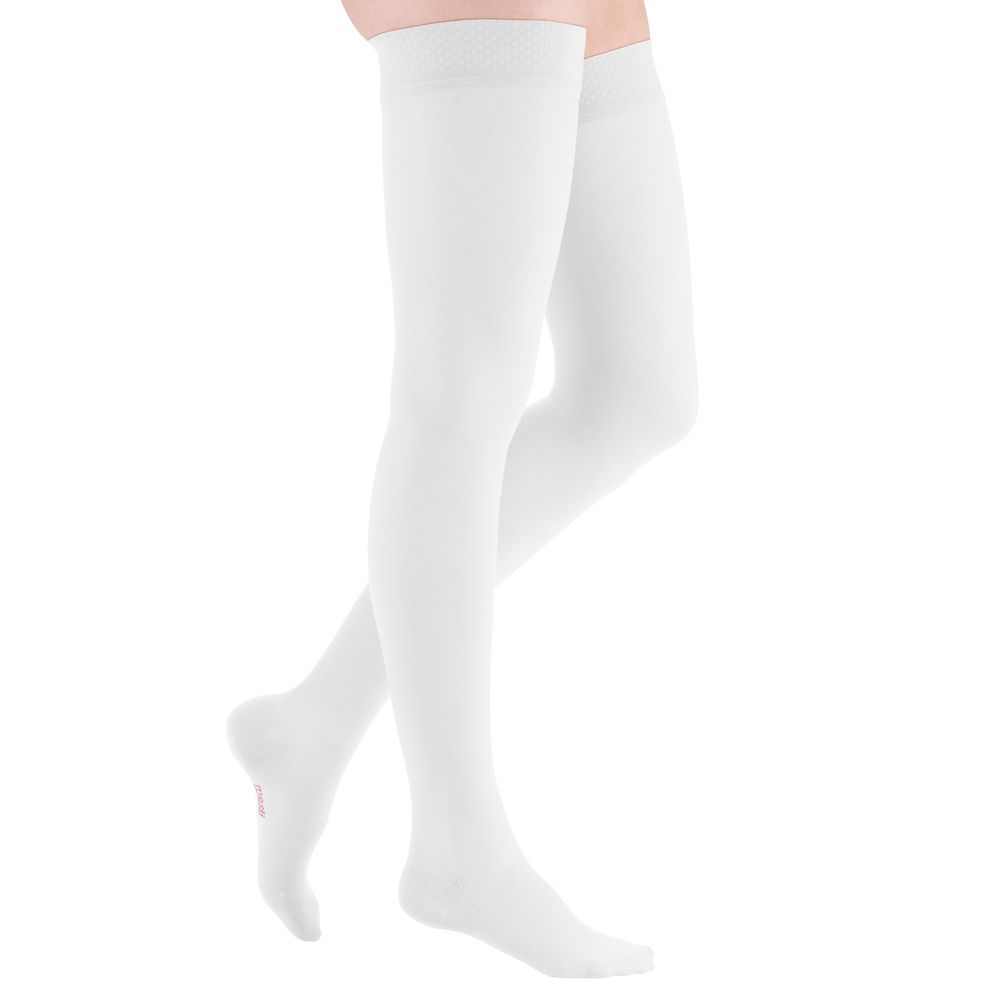Weiße Kompressionsstrümpfe am Bein. Trikotabschlussrand. Normaler Umfang.