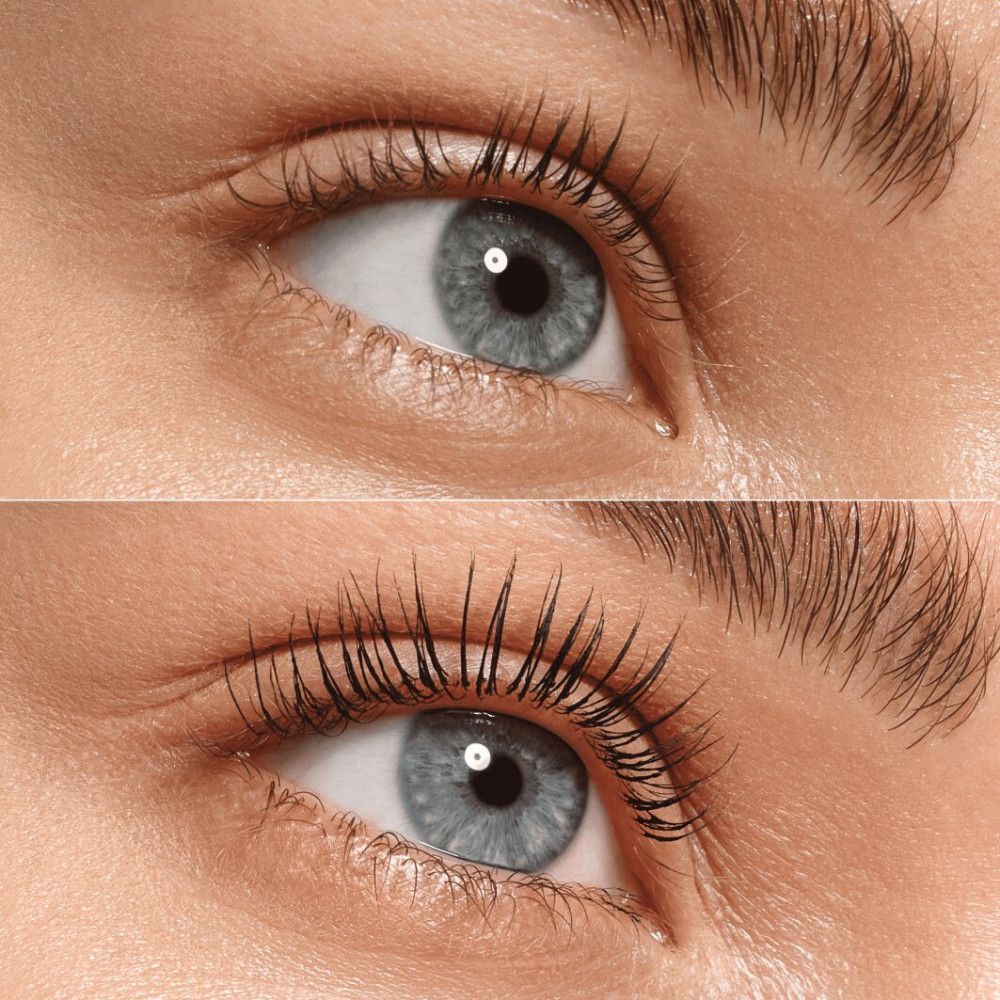 Zwei Nahaufnahmen eines Auges. Oben: ungeschminkt. Unten: Wimperntusche aufgetragen. Blaue Augen.