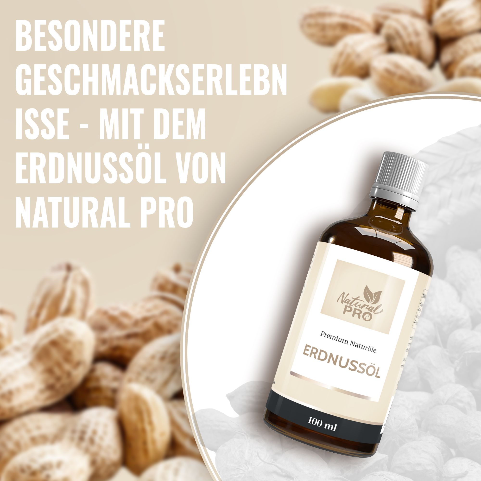Braune Glasflasche mit weißem Etikett. Aufschrift: Natural Pro, Erdnussöl, 100 ml. Hintergrund: Erdnüsse.