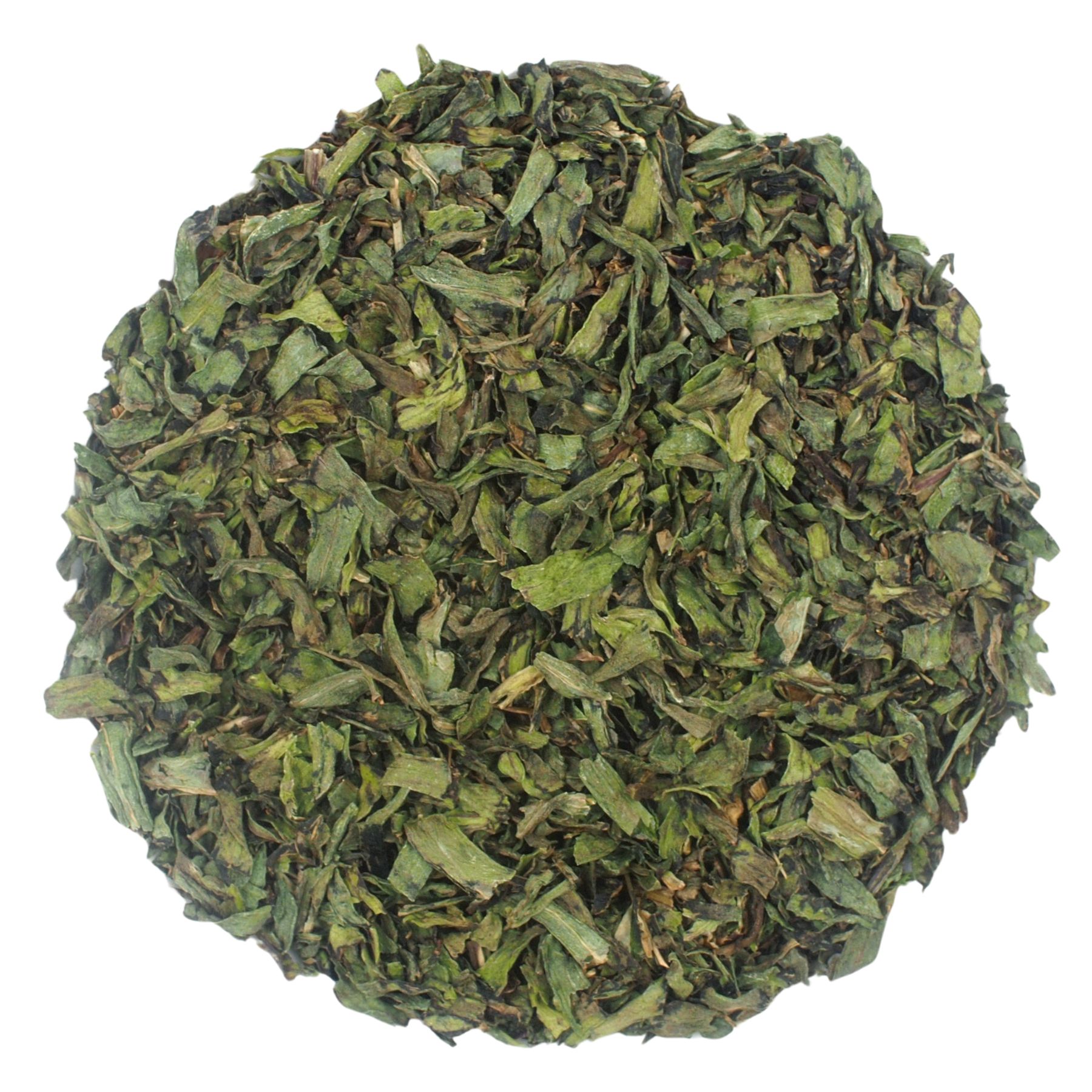 Haufen getrockneter, gehackter Kräuter. Blätter in verschiedenen Grüntönen. Auf weißem Hintergrund.