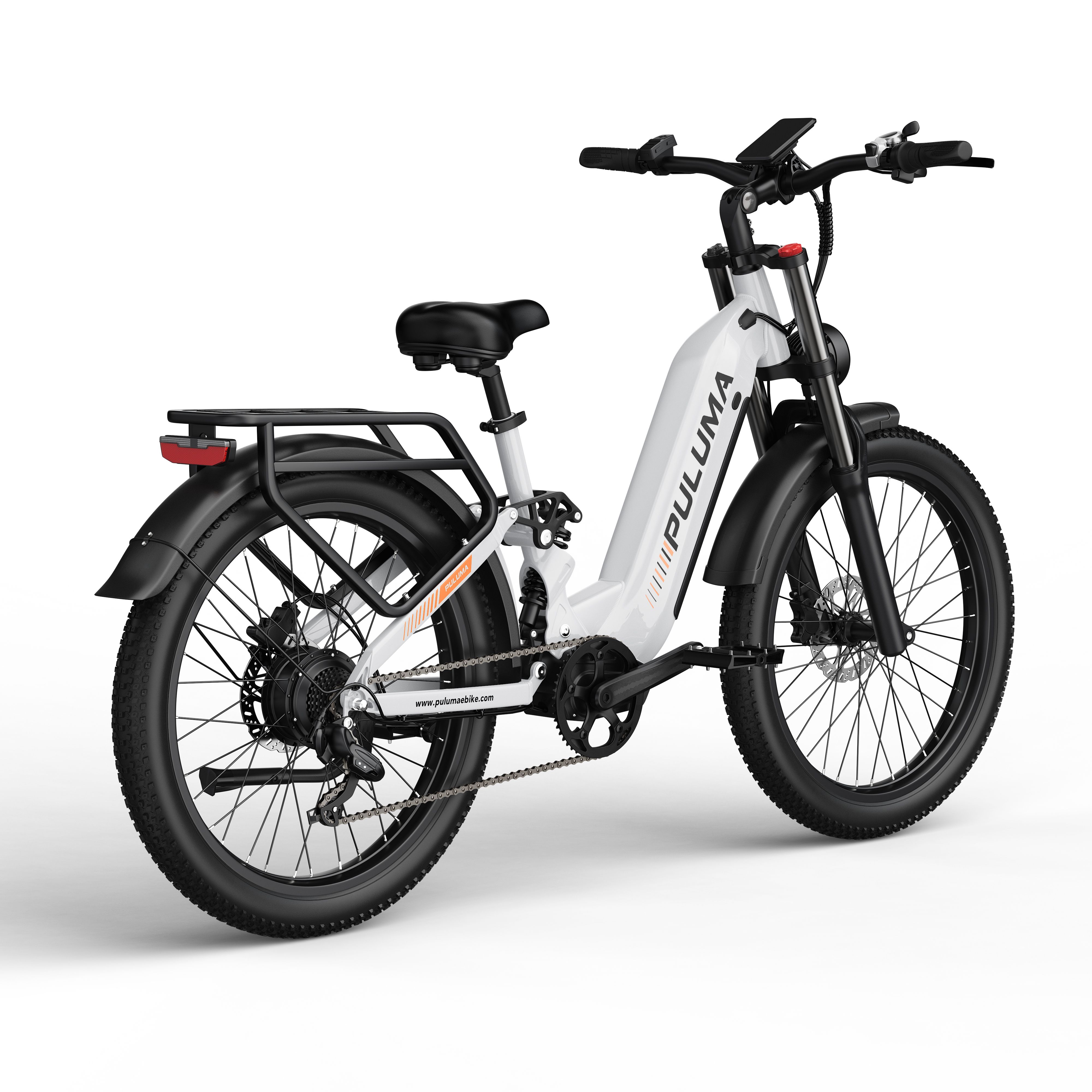 Weißes Elektrofahrrad mit schwarzen Reifen und Gepäckträger. Aufschrift PULUMA.