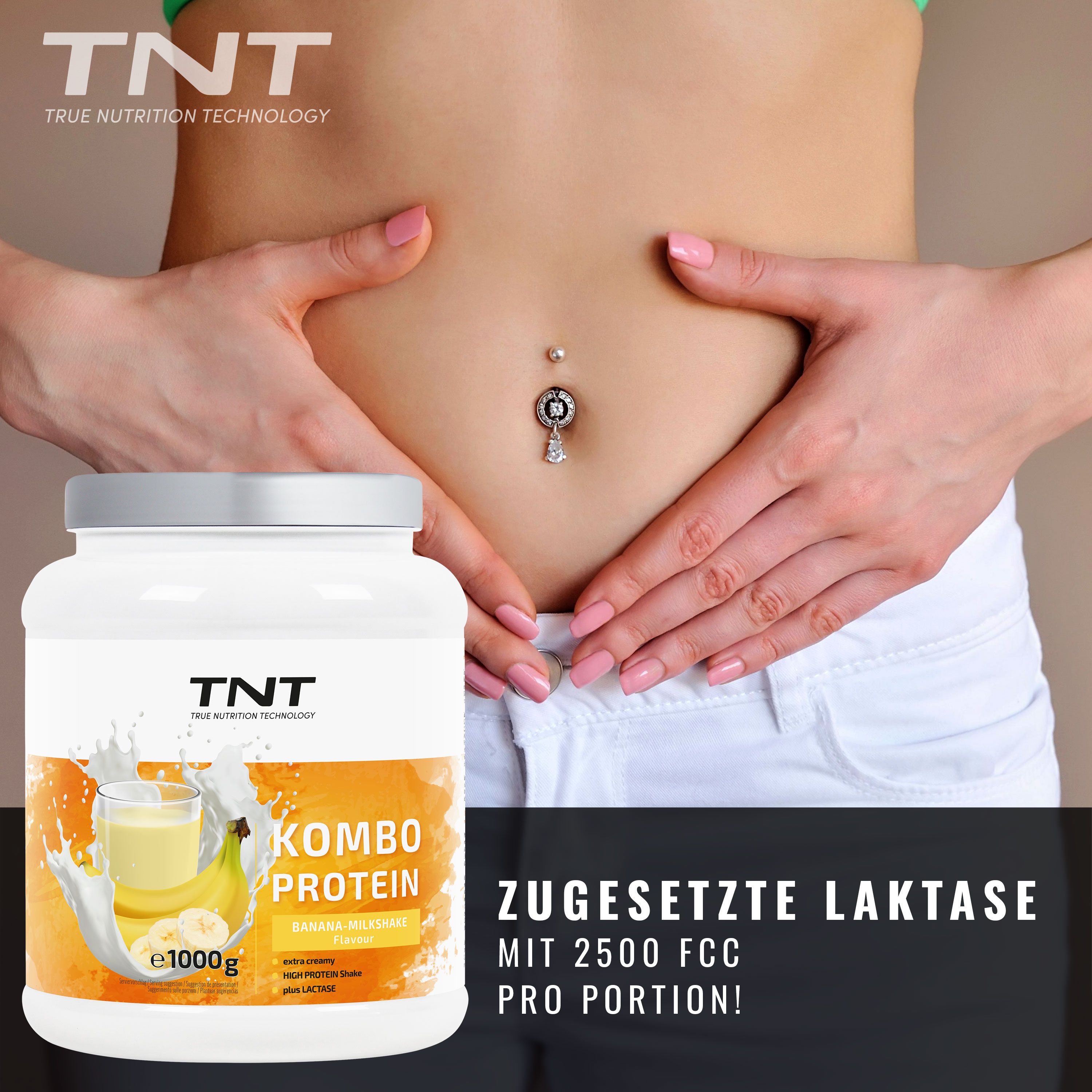 Weißer TNT Kombo Protein-Behälter mit gelbem Etikett. Text: Kombo Protein, Banana Milkshake. Aufschrift: e1000g. Frau mit Händen auf dem Bauch.