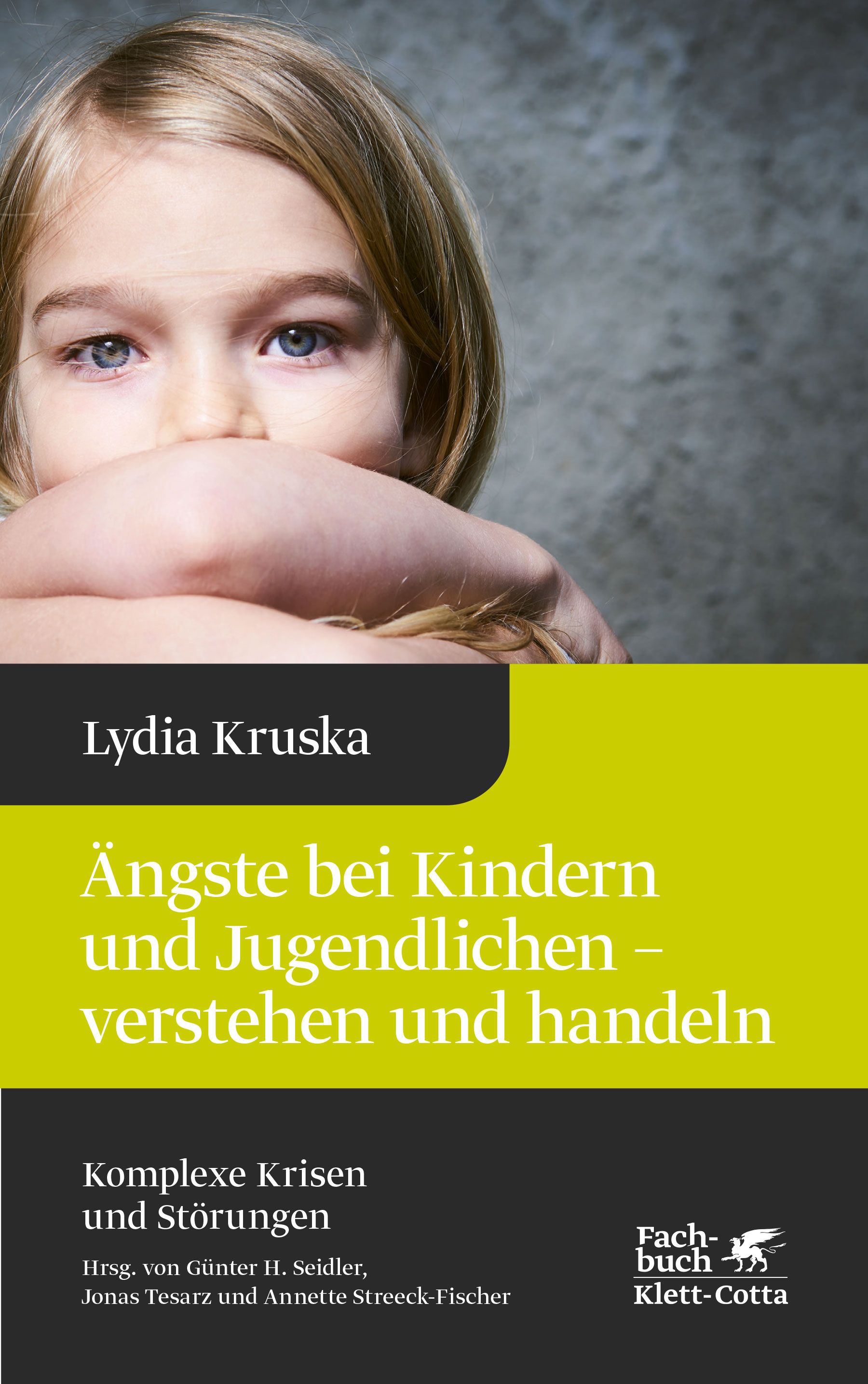 Buchcover: Kind mit verschränkten Armen. Titel: Ängste bei Kindern und Jugendlichen - verstehen und handeln. Autorin: Lydia Kruska. Verlag Klett-Cotta.